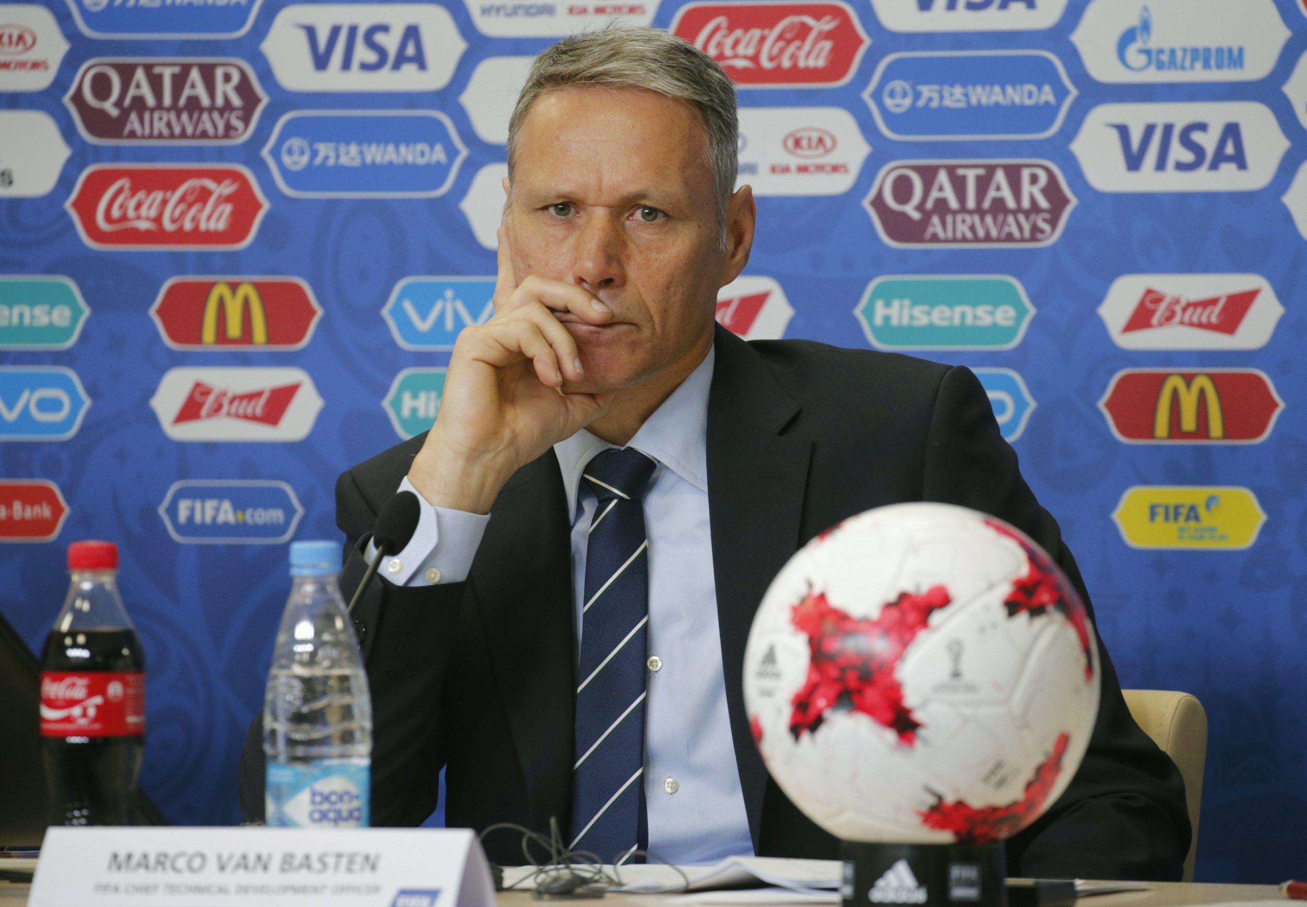 Marco van Basten suspenso no videojogo FIFA 20 depois de fazer saudação nazi