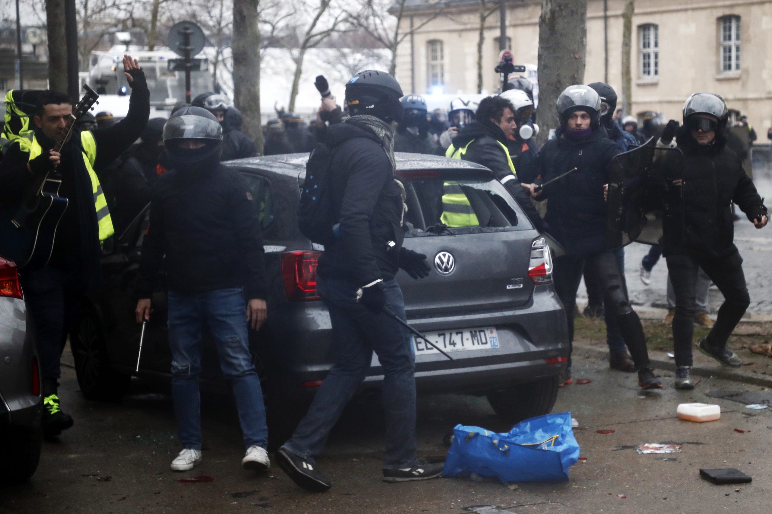 Confrontos violentos marcaram as manifestações dos coletes amarelos em França