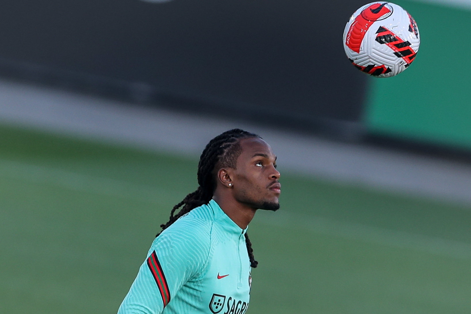 Treinador do PSG confirma contratação de Renato Sanches