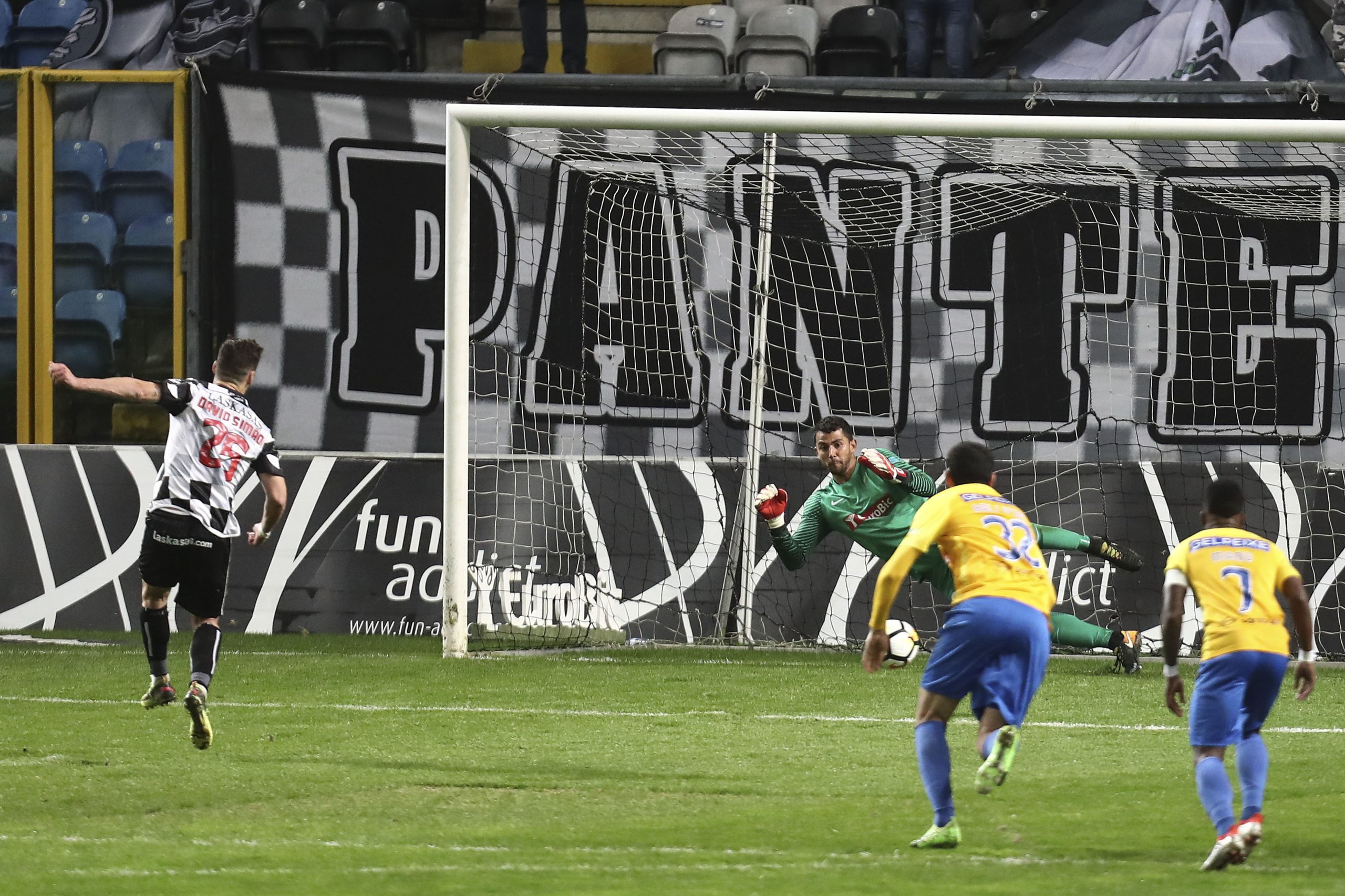 Penálti de David Simão dá vitória do Boavista sobre Estoril Praia