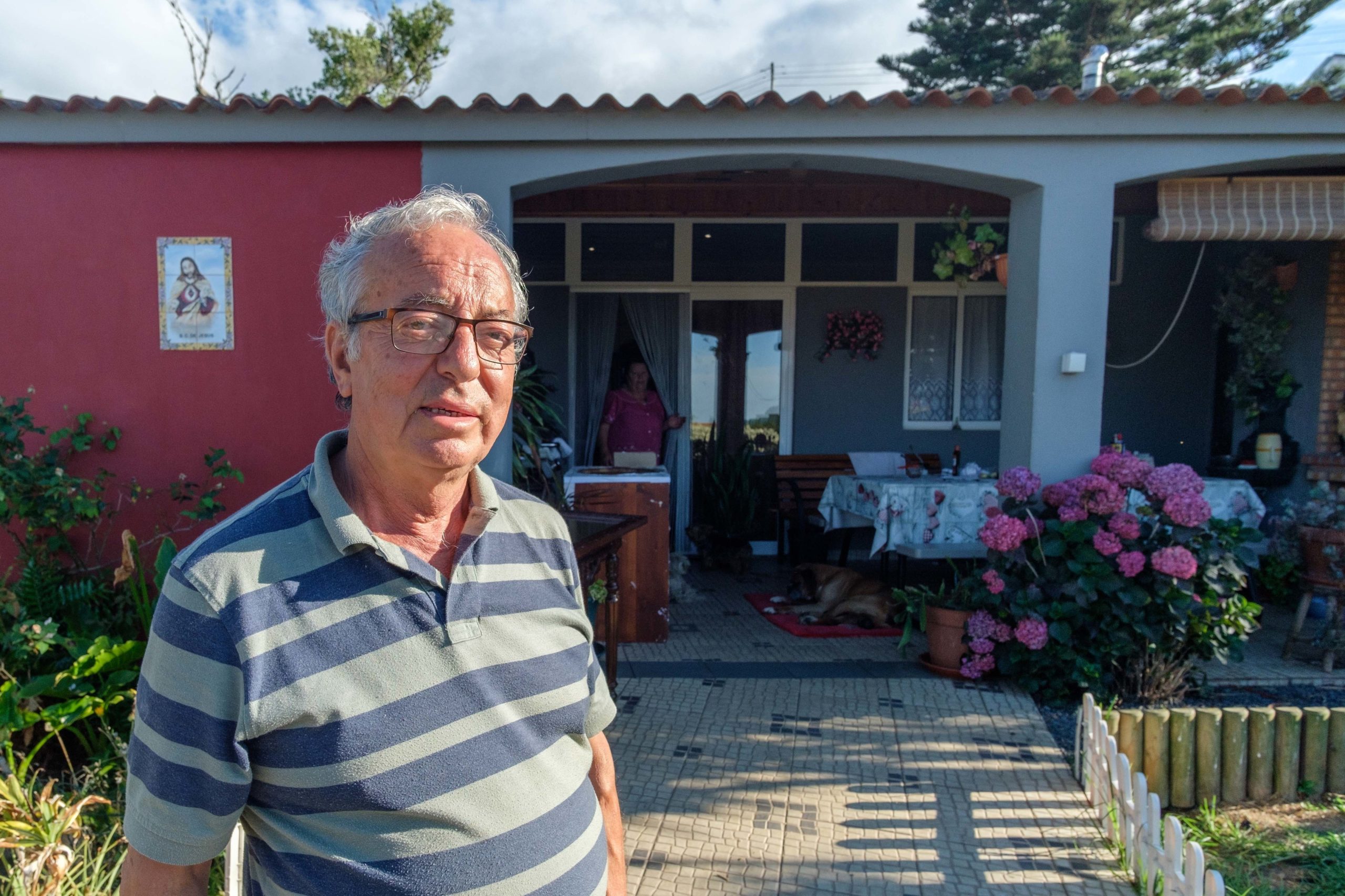 No bairro de Santa Rita, junto às Lajes, onde as paredes das casas têm um dono e o chão tem outro, a esperança é a última a morrer