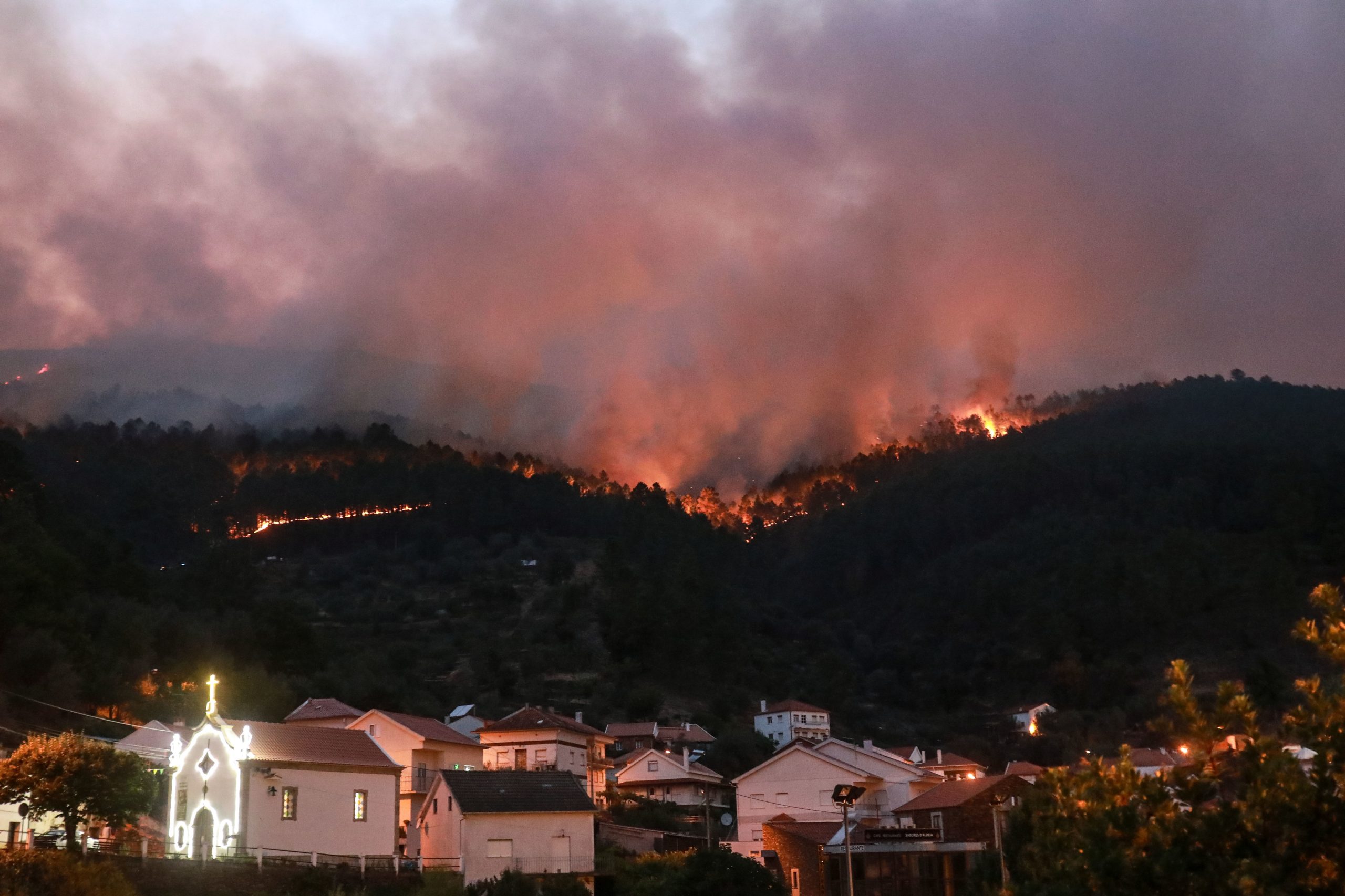 Proteção civil prevê extinção do fogo na Serra da Estrela em dois dias