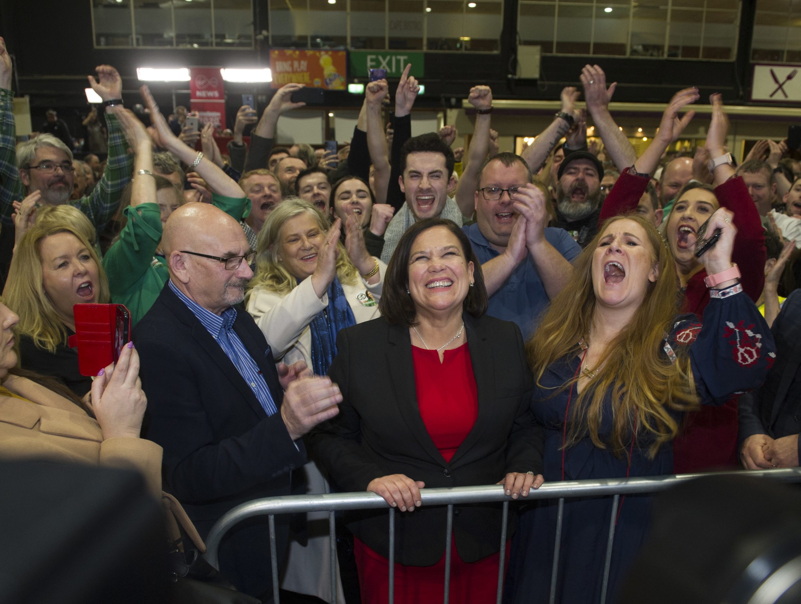 Irlanda: Sinn Féin, antigo braço político do IRA, à frente na contagem de votos
