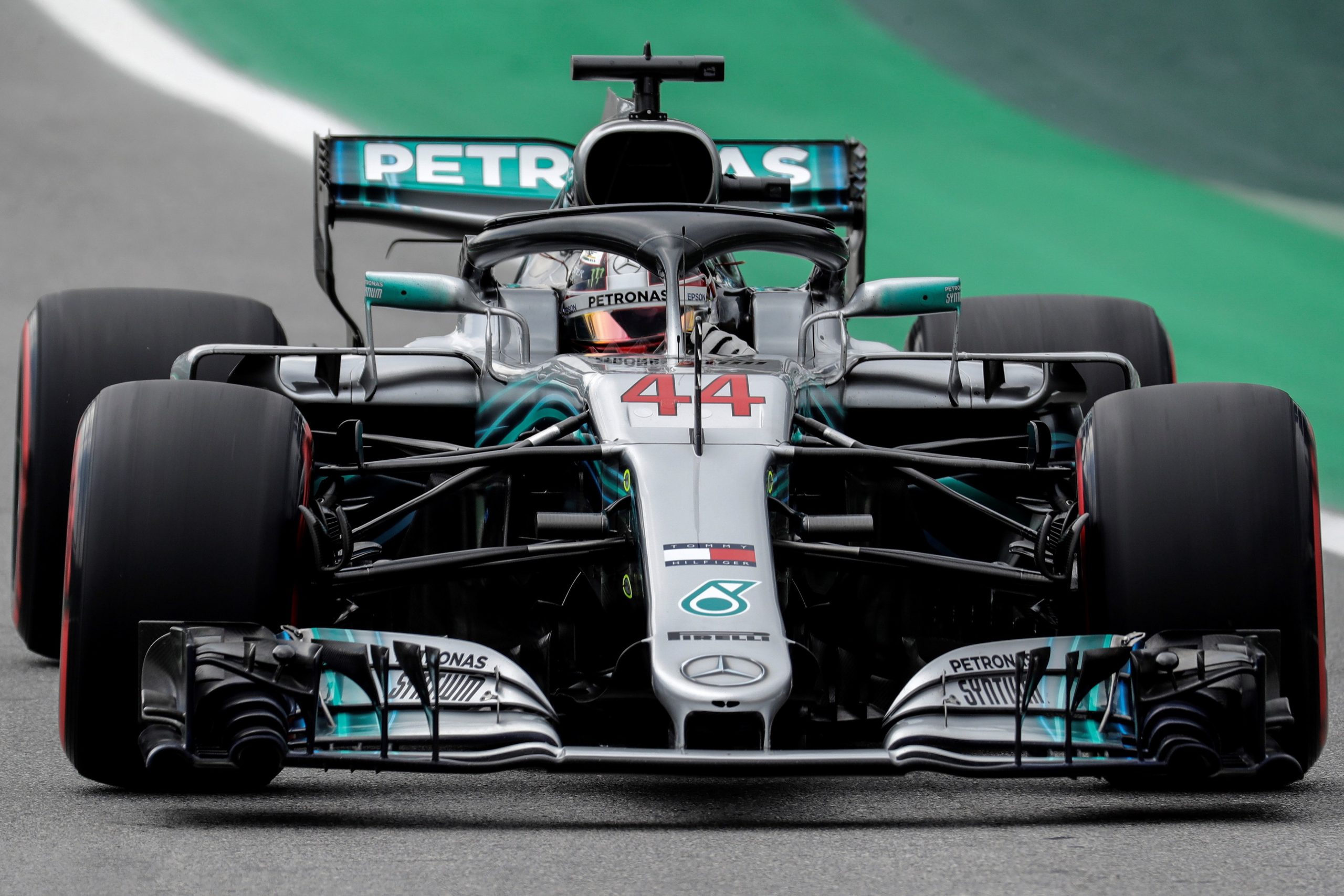 Lewis Hamilton vence GP do Brasil e dá título de Construtores à Mercedes