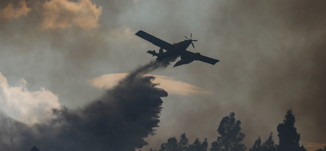 Incêndio em zona de mato em Ourém mobiliza quatro meios aéreos