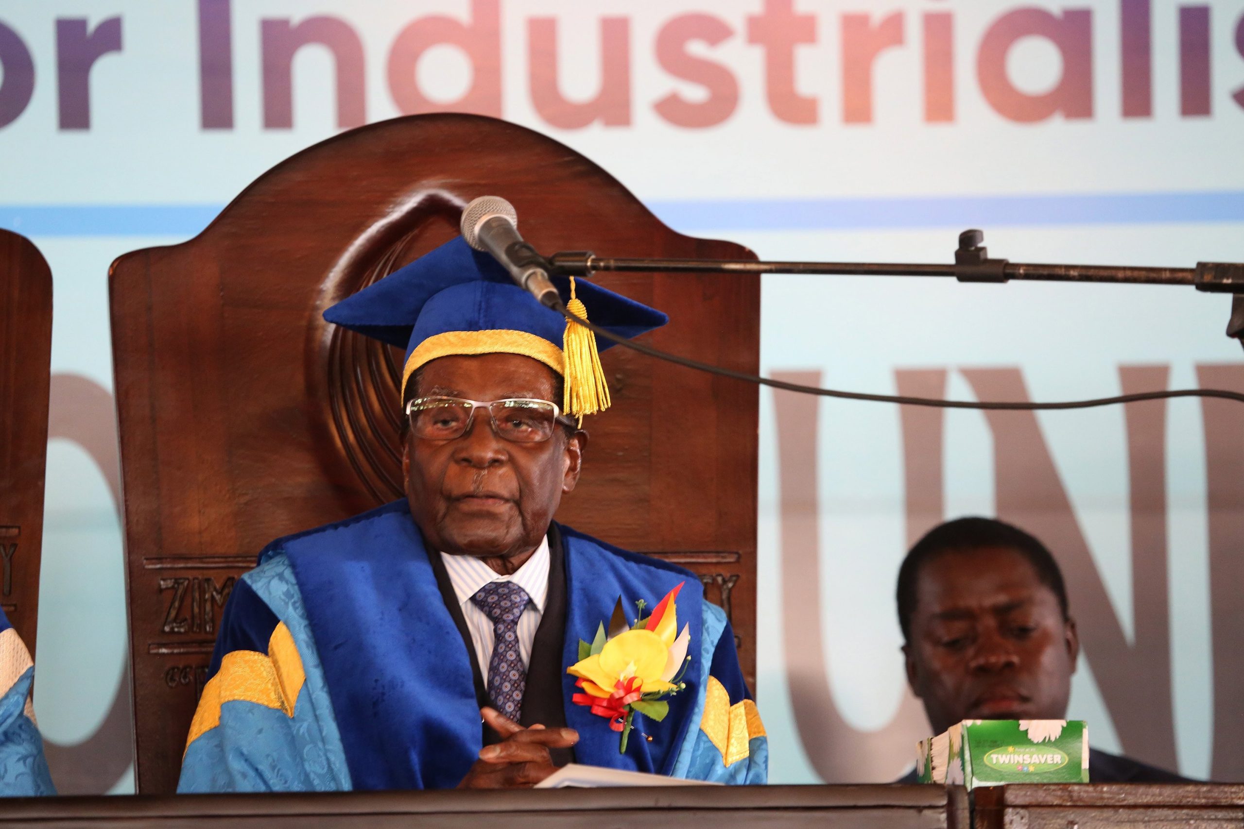 Zimbabué: Parlamento anuncia que Mugabe apresentou carta de demissão