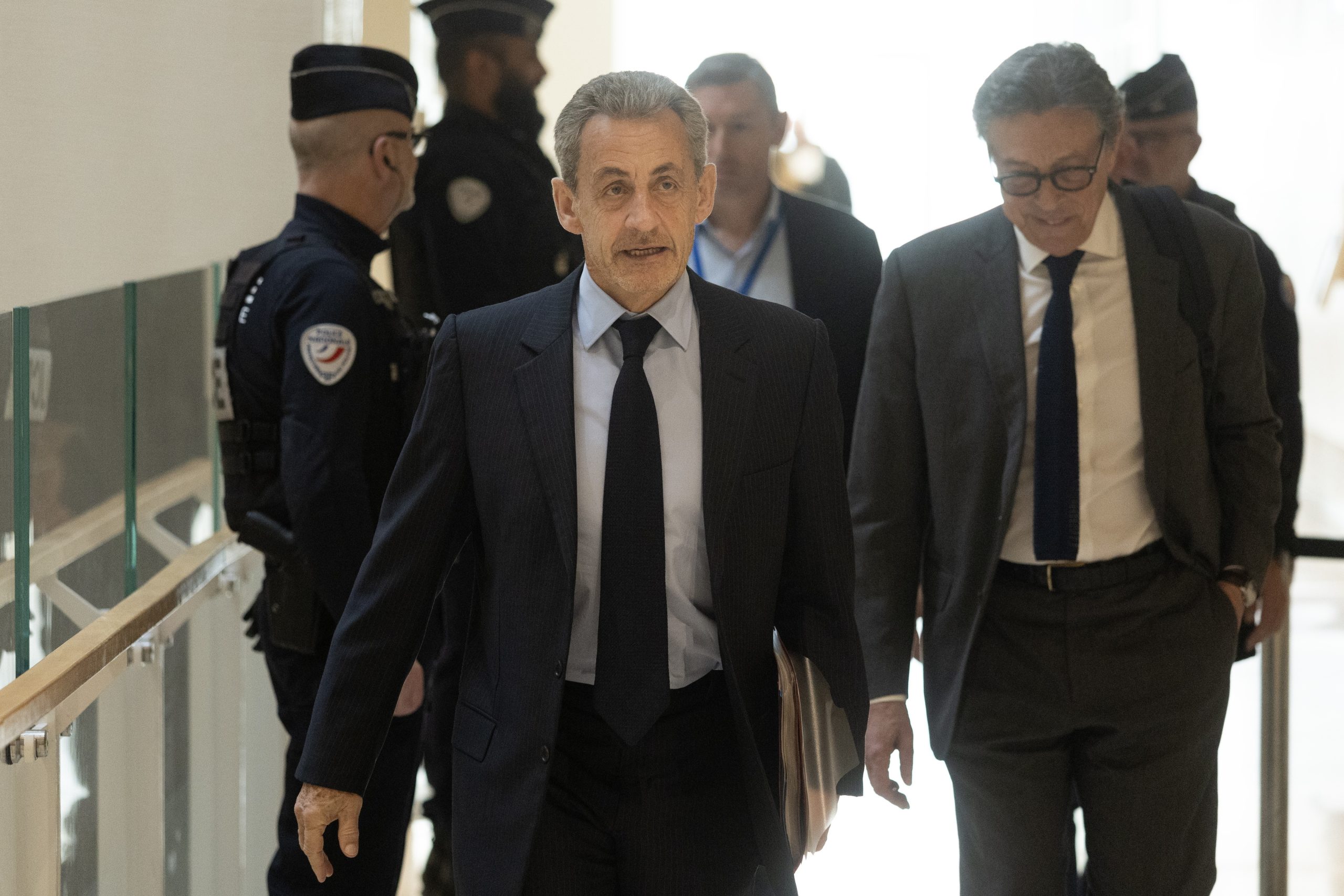 Sarkozy começa a cumprir pena de cinco anos na prisão de La Santé