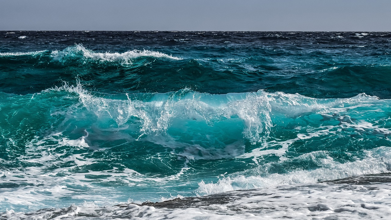 Banhista passou duas noites no oceano agarrada a uma boia. Foi resgatada a 80 km da costa do Japão
