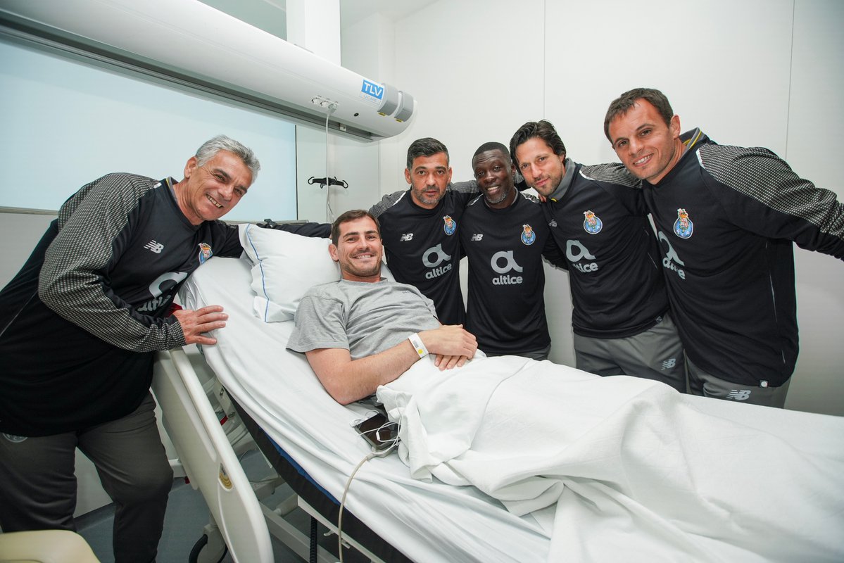 Plantel do FC Porto visita Iker Casillas