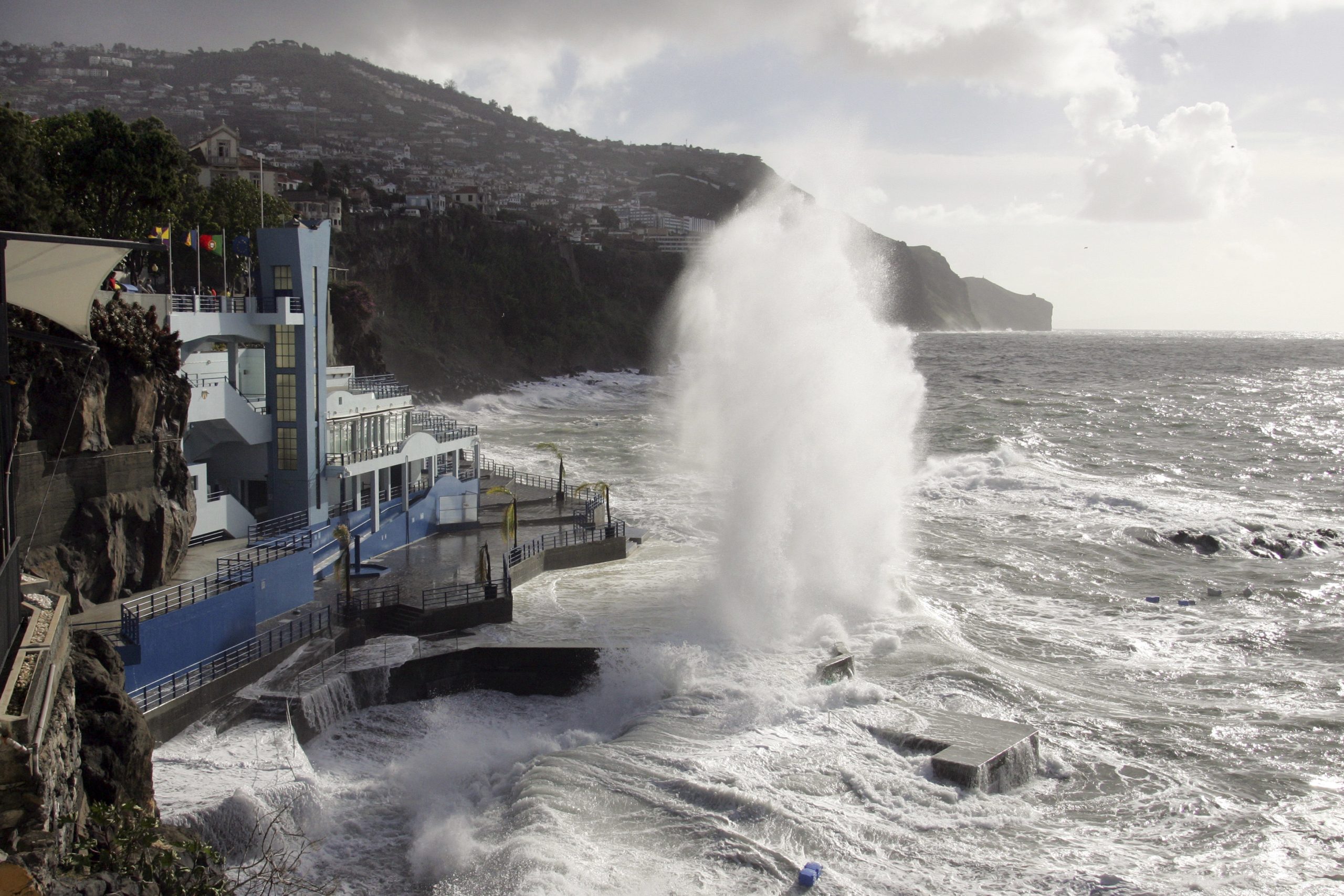 Capitania do Funchal volta a prolongar avisos até quinta-feira de mau tempo