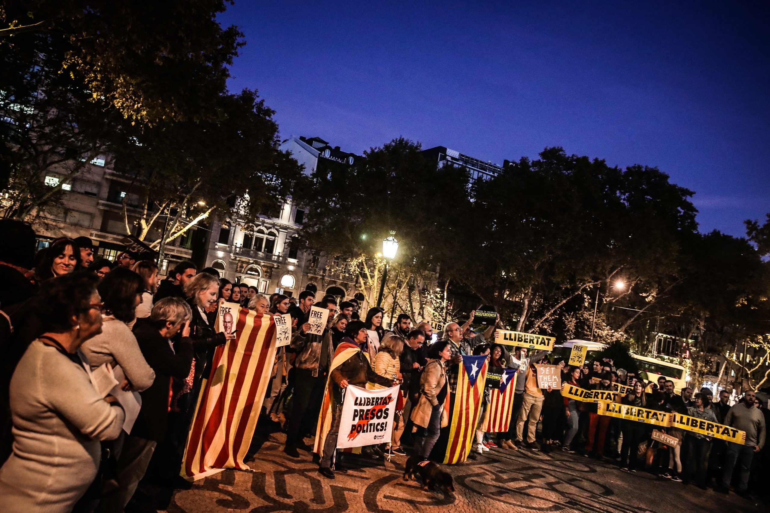 Catalunha: Uma centena de pessoas protesta em Lisboa contra prisão de independentistas