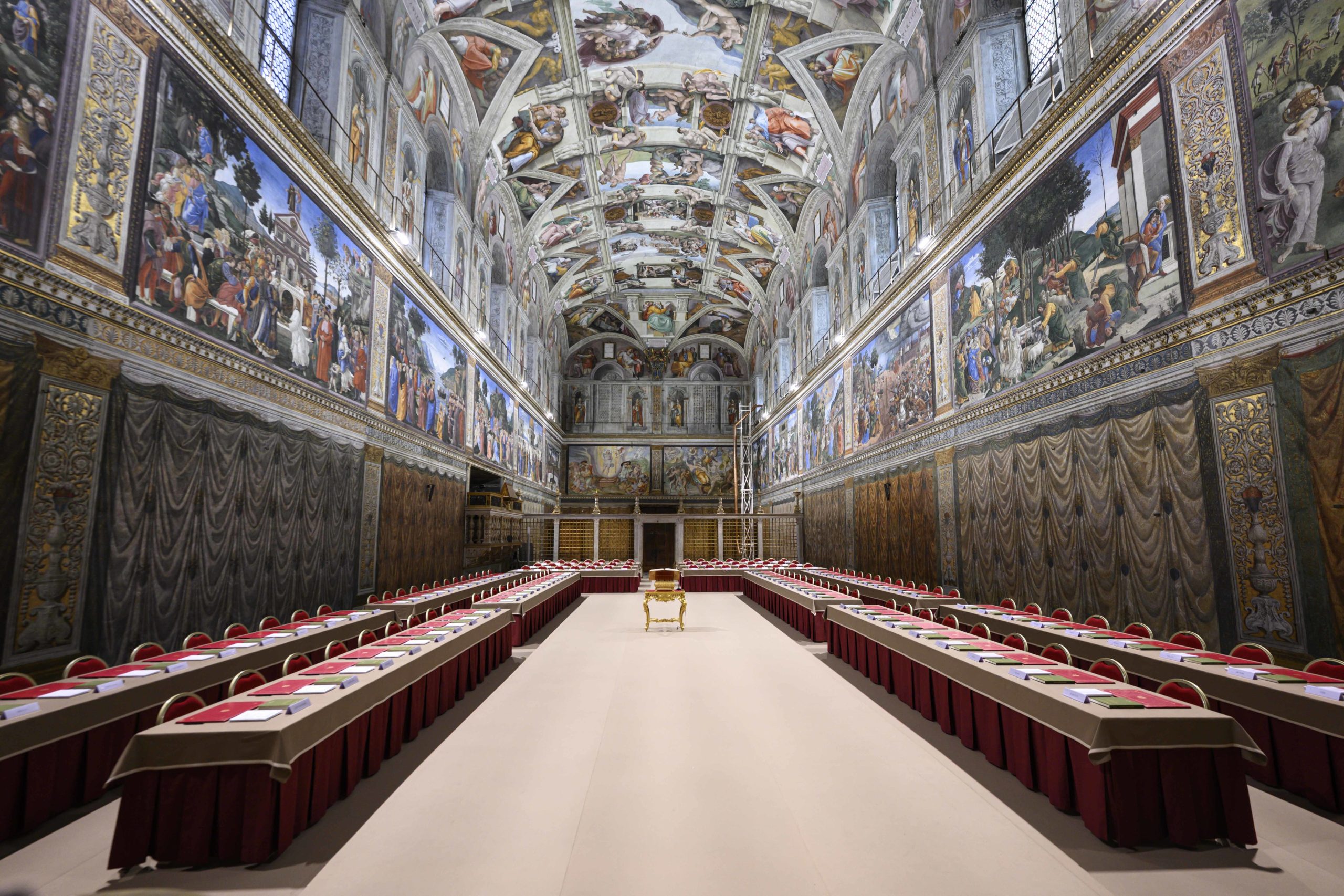 Vaticano divulga fotografias da Capela Sistina e da Sala das Lágrimas antes do Conclave