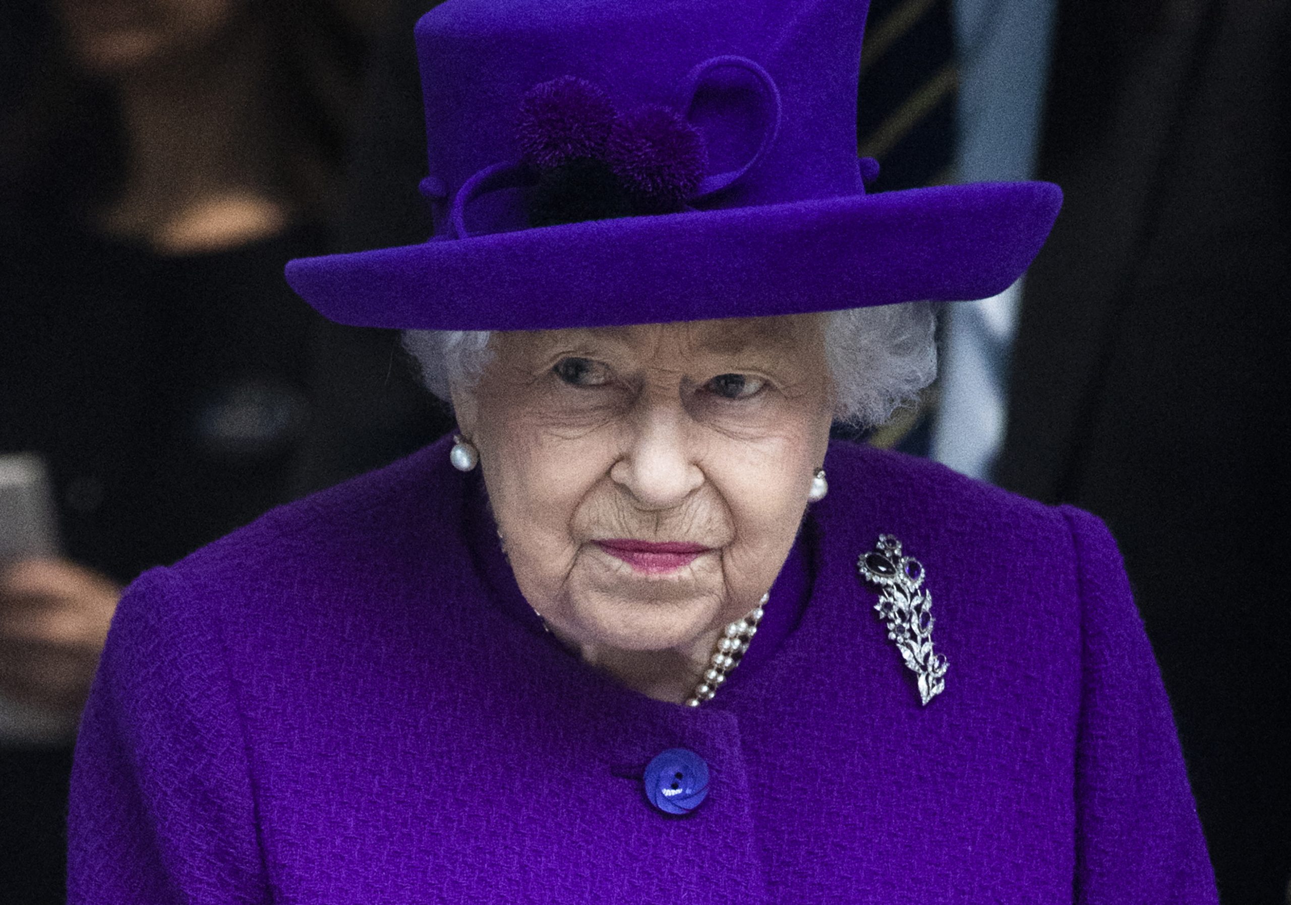 Rainha Isabel II cancela presença no Domingo da Memória devido a lesão muscular nas costas