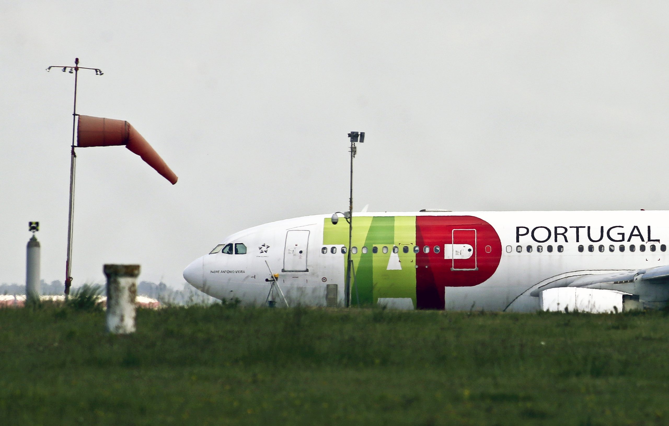 Assembleia Municipal do Porto critica TAP por desinvestimento no aeroporto