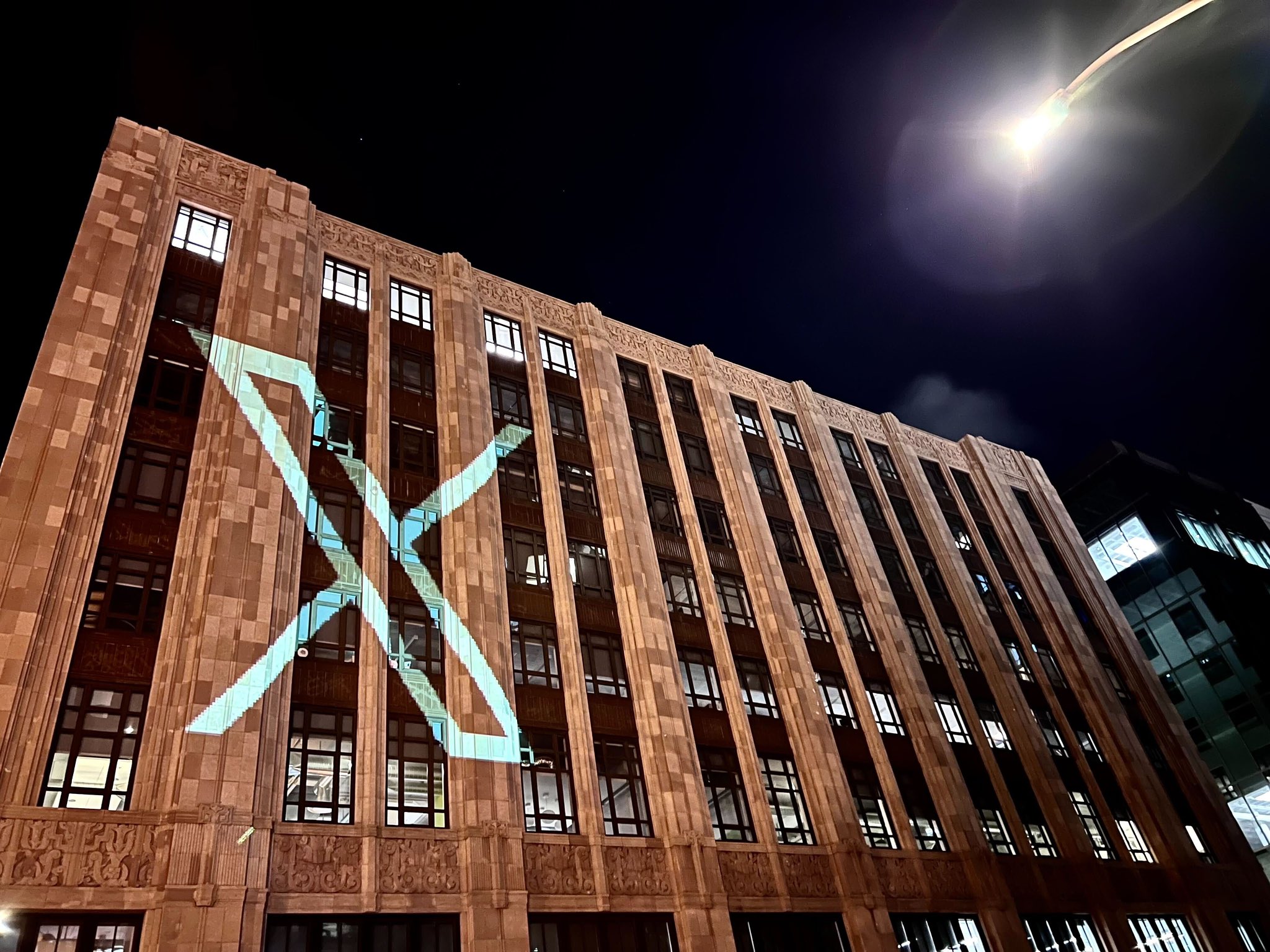 Musk obrigado a retirar X gigante instalado no topo da sede da rede social
