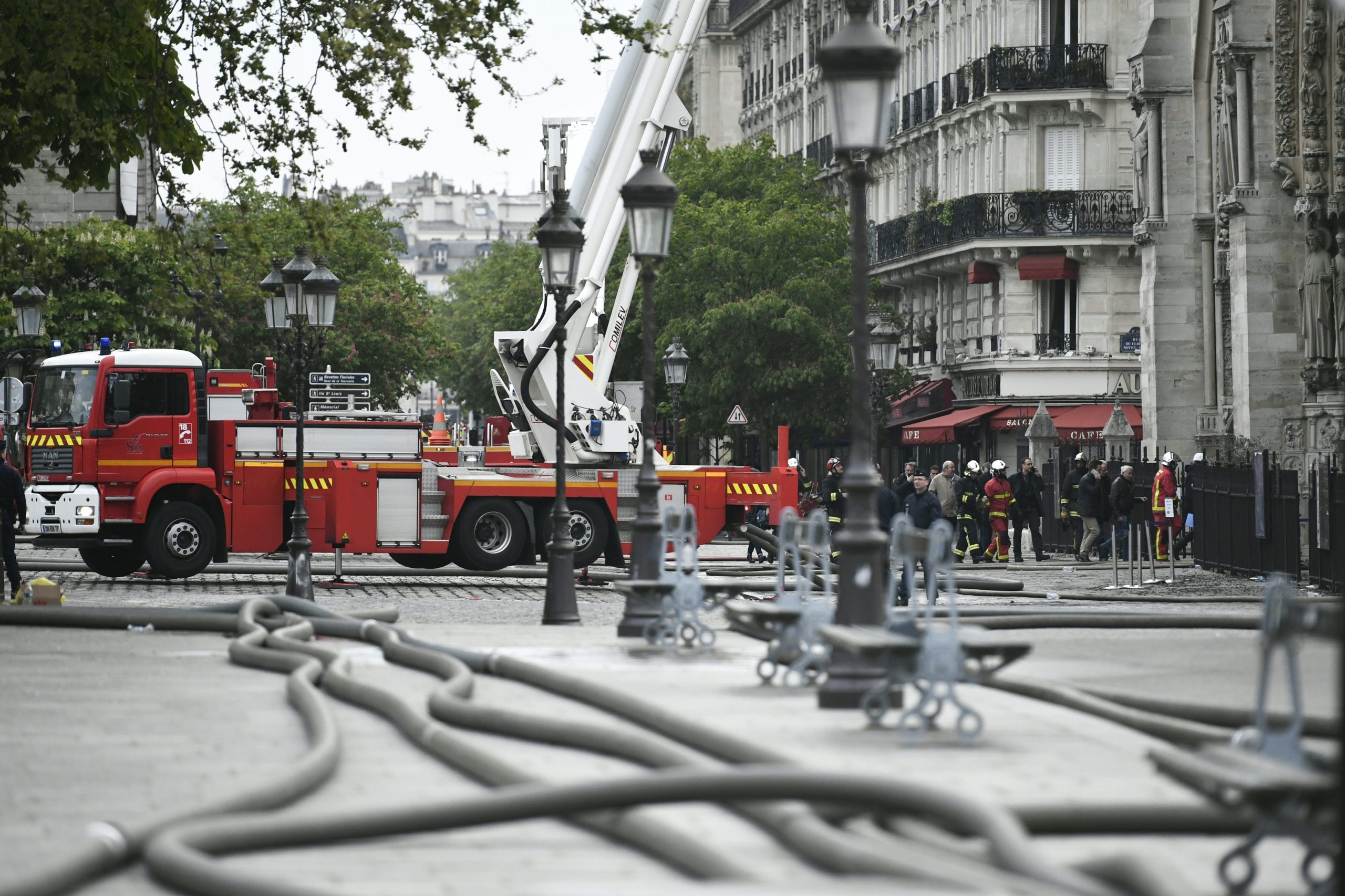 Notre-Dame. Bombeiros de Paris divulgam vídeo do combate às chamas