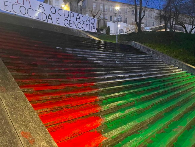 Ativistas pintam bandeira da Palestina nas escadas monumentais de Coimbra