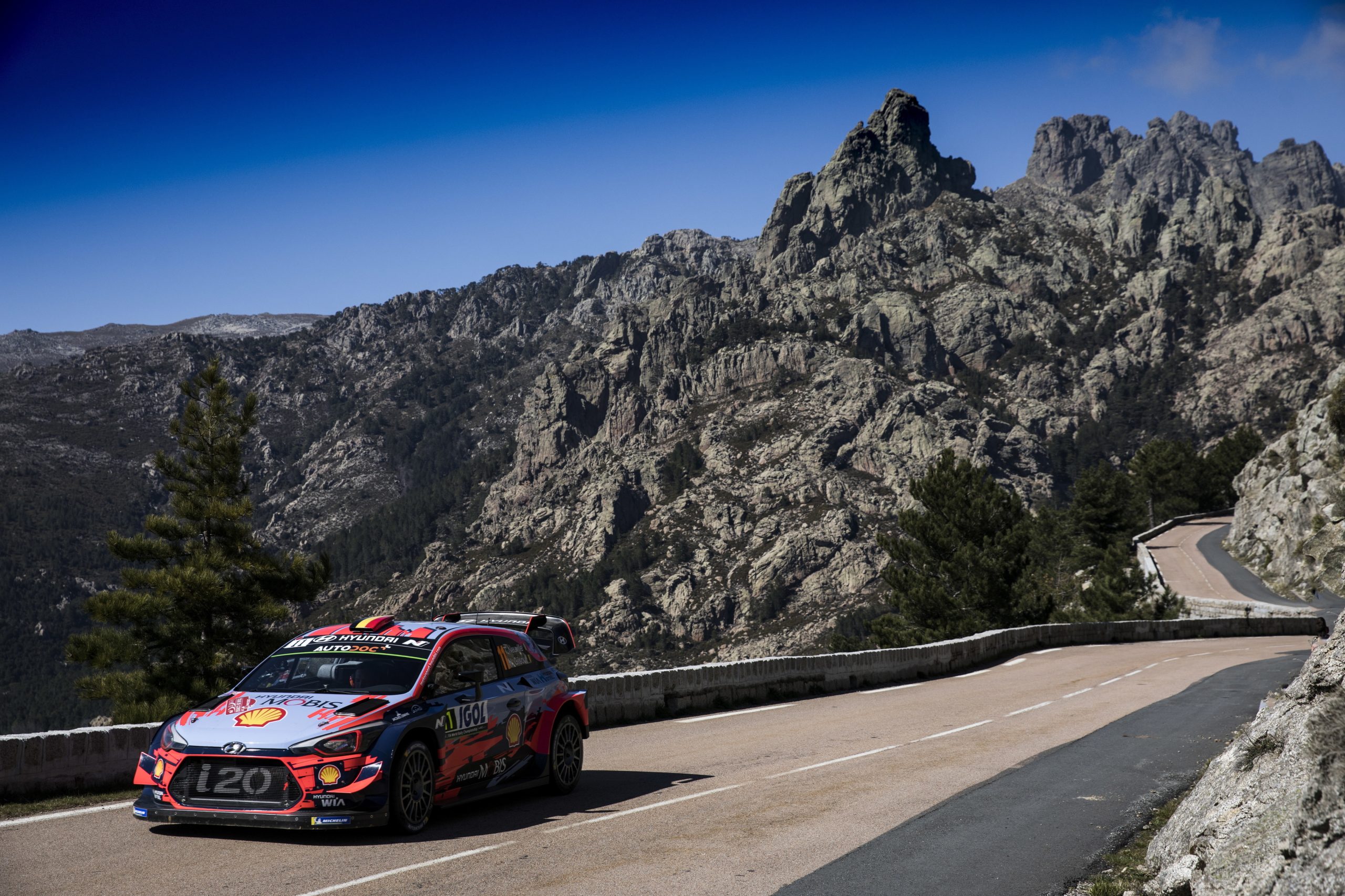Neuville vence rali da Córsega graças a furo de Evans no final e lidera Mundial