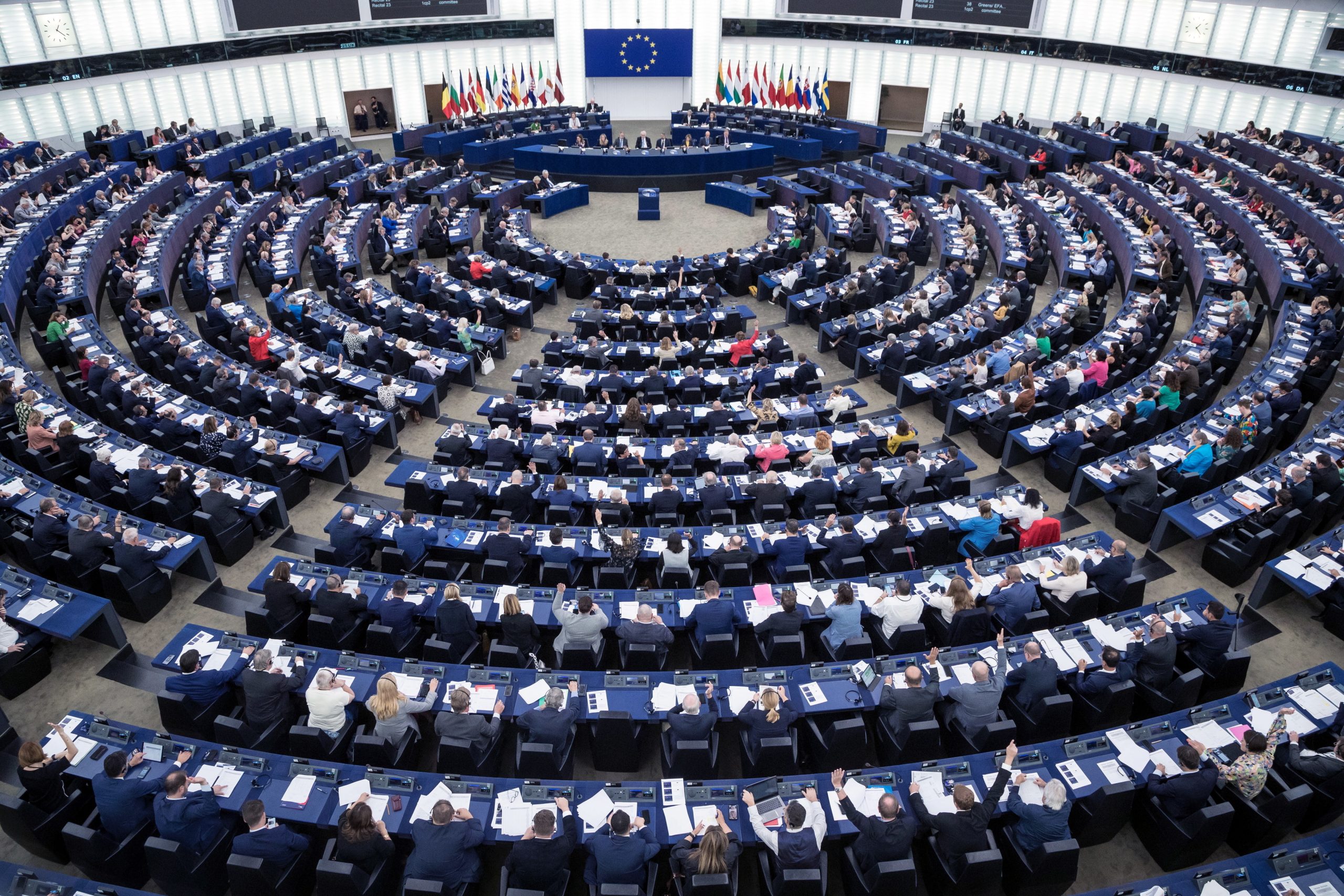 Taxa sobre lucros excedentários nos combustíveis fósseis e redução no consumo da luz. As propostas da Comissão Europeia para o inverno