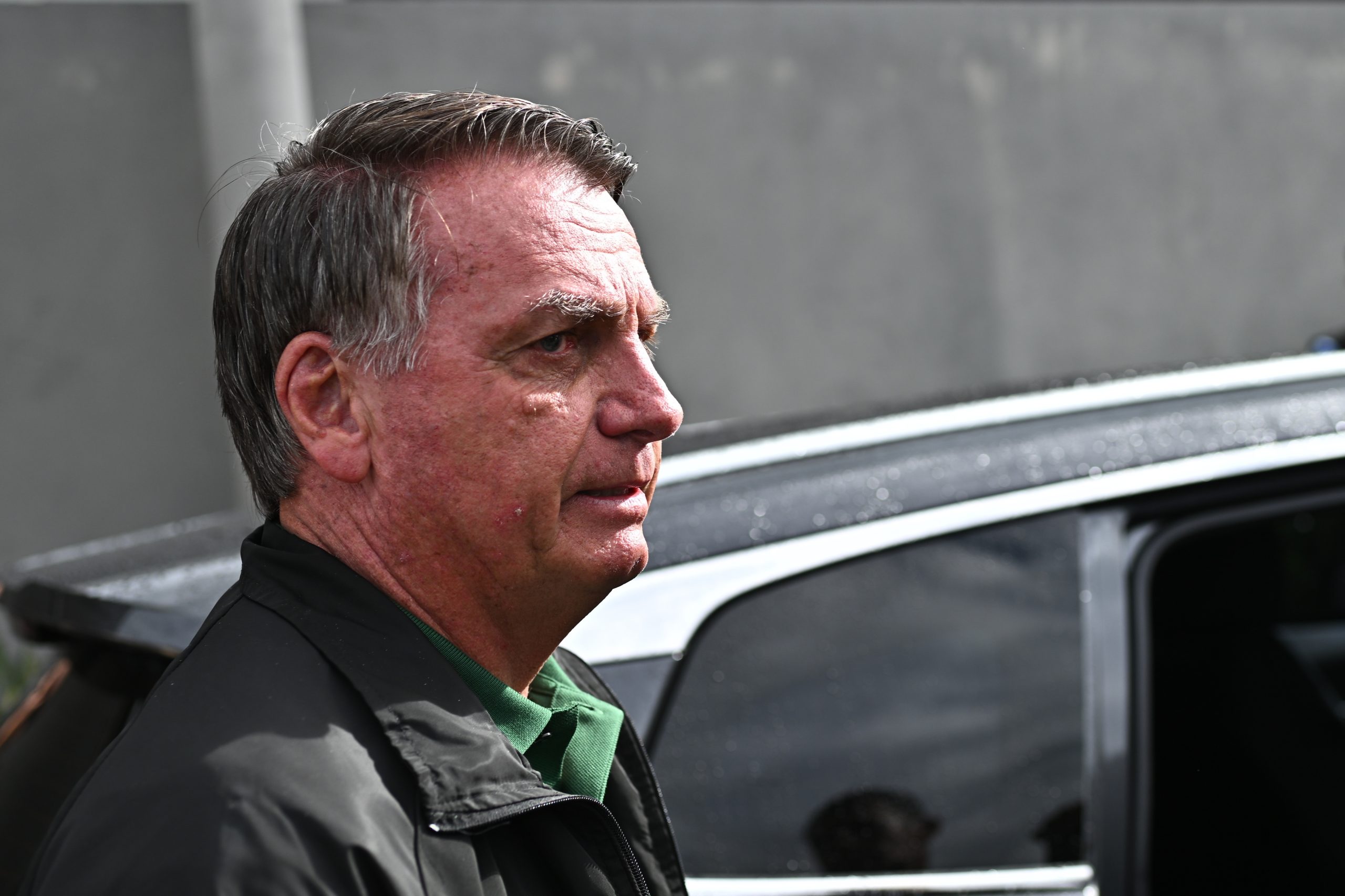 Bolsonaro levado de helicóptero para hospital devido a dores abdominais