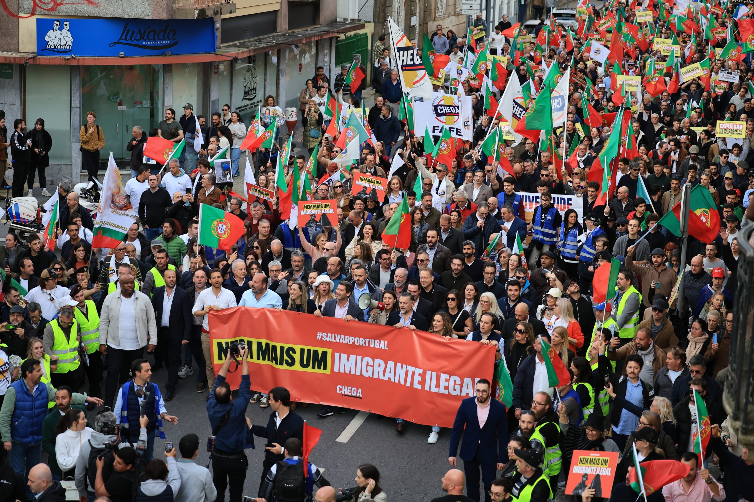 Centenas de pessoas manifestam-se contra “imigração descontrolada” no Porto