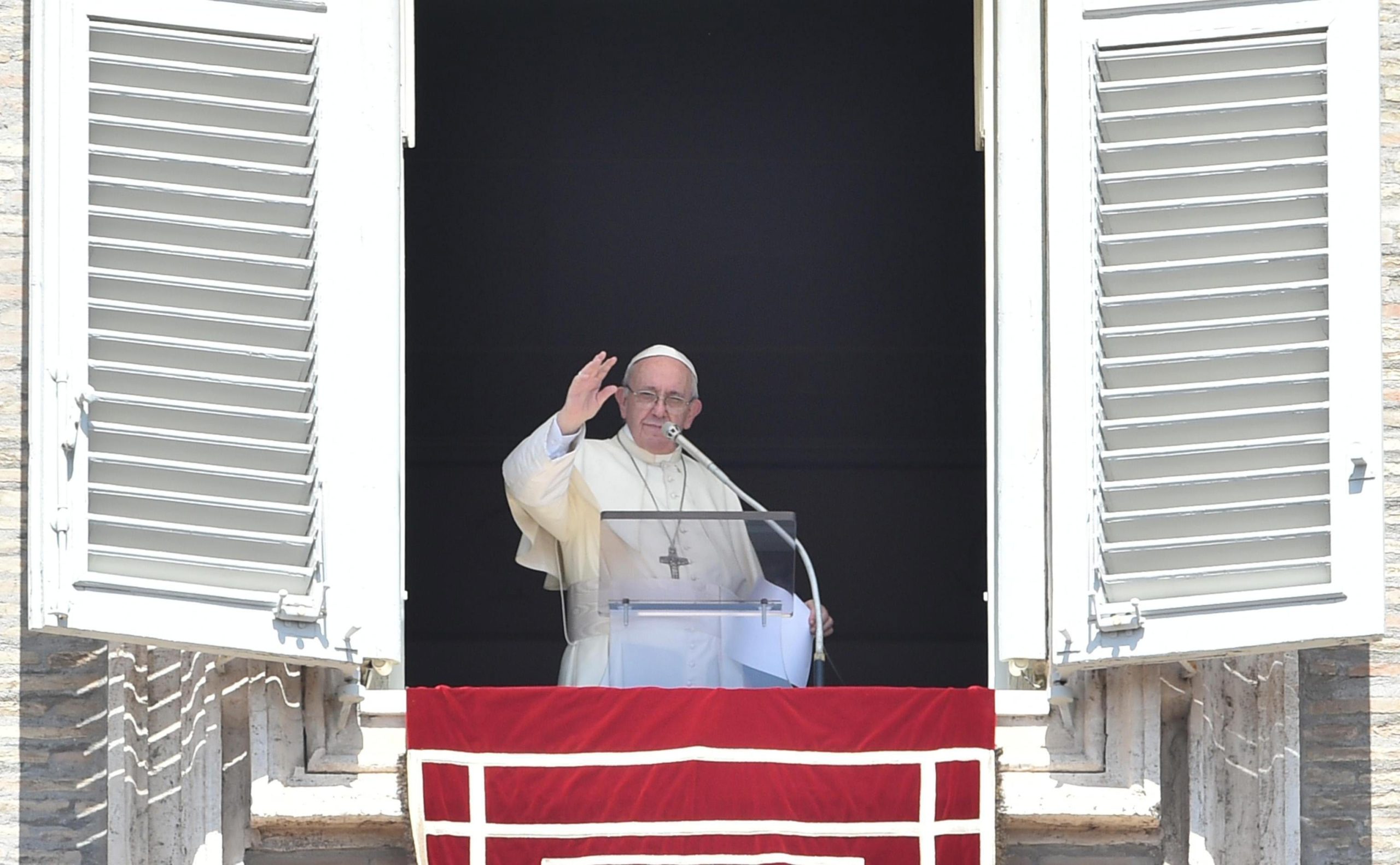 Papa Francisco critica uso de telemóveis durante a missa