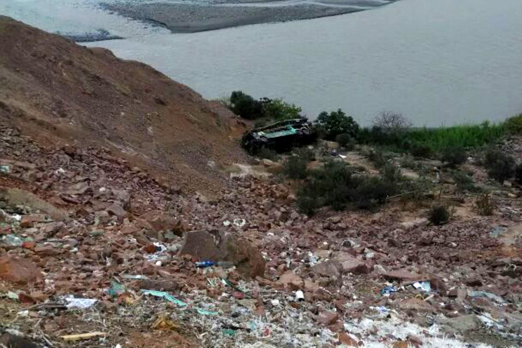 Número de mortos em acidente com autocarro no Peru sobe para 43