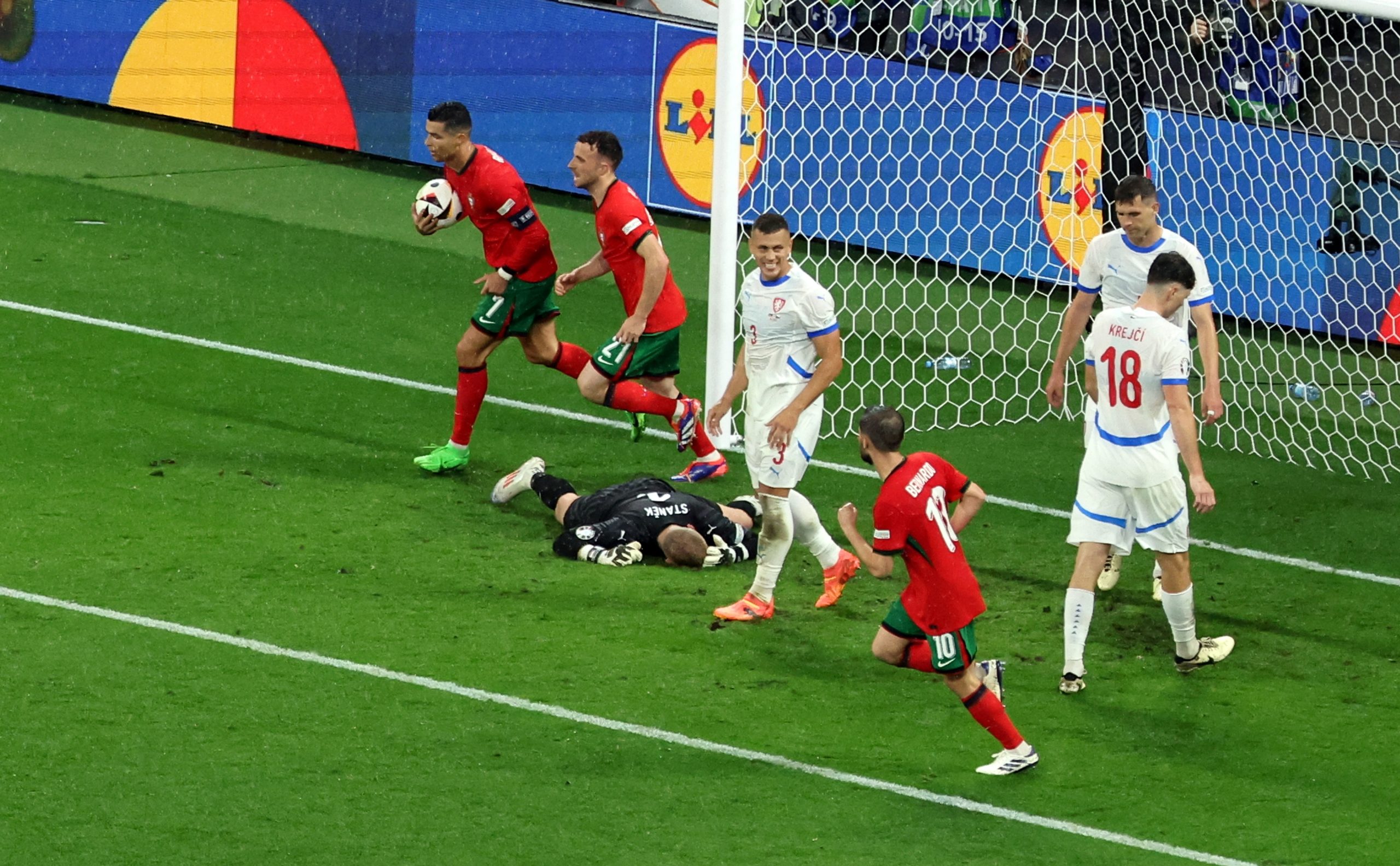 Turcos ‘picam’ Portugal. Kahveci diz que a seleção é “previsível” e “só joga para Ronaldo”
