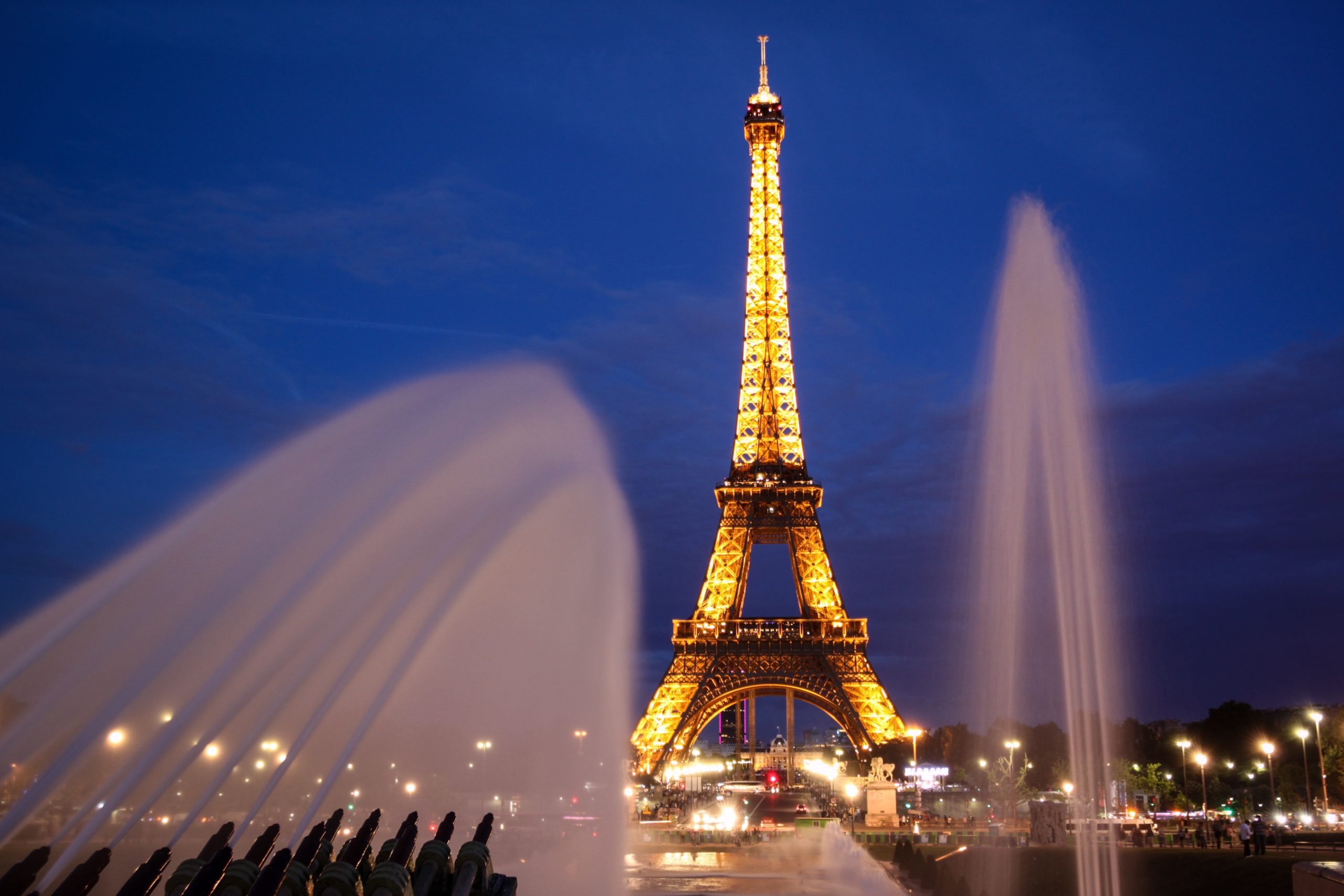 Torre Eiffel apaga as luzes em homenagem às vítimas de Londres