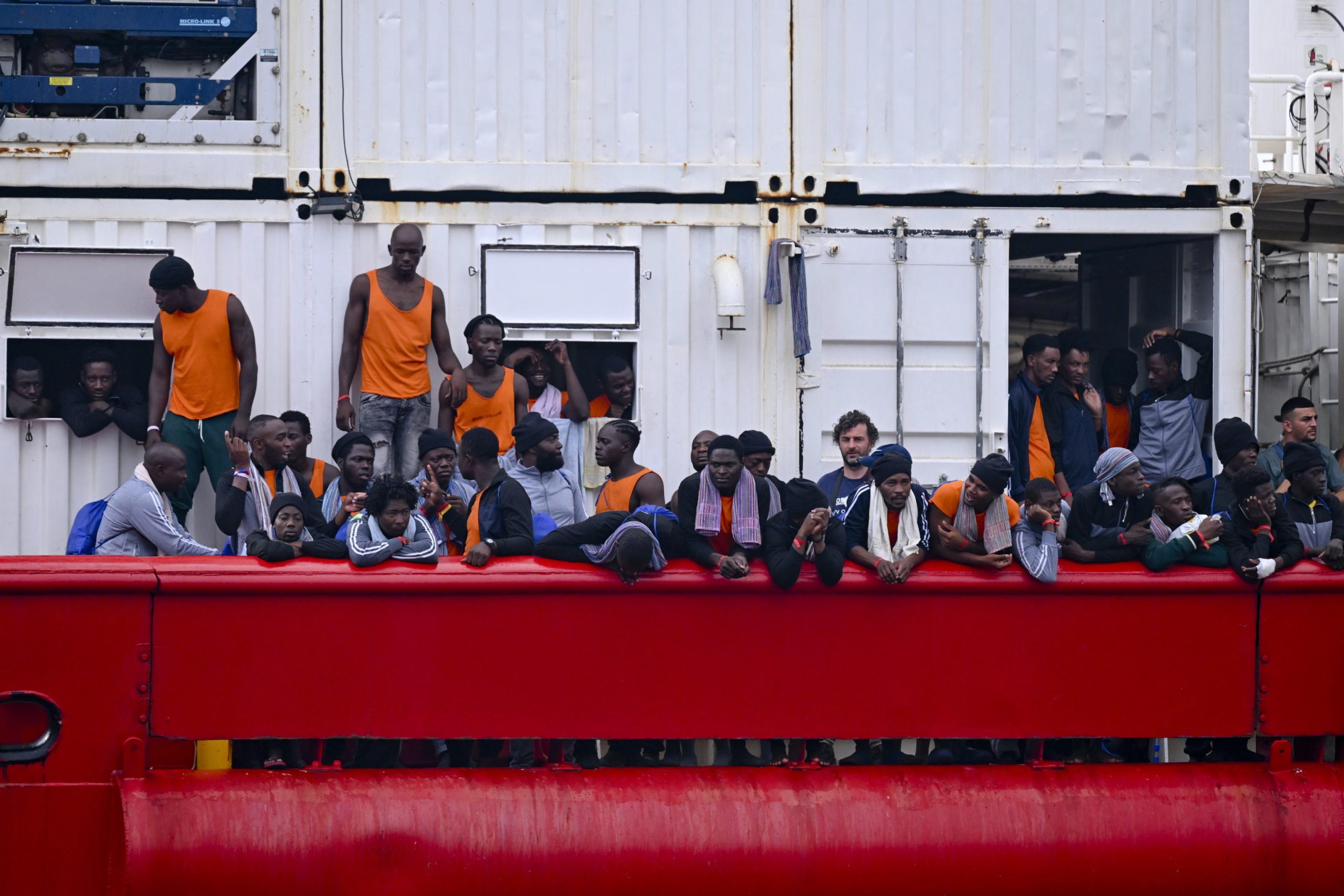 Navio humanitário resgata 244 pessoas no Mediterrâneo e segue para Itália