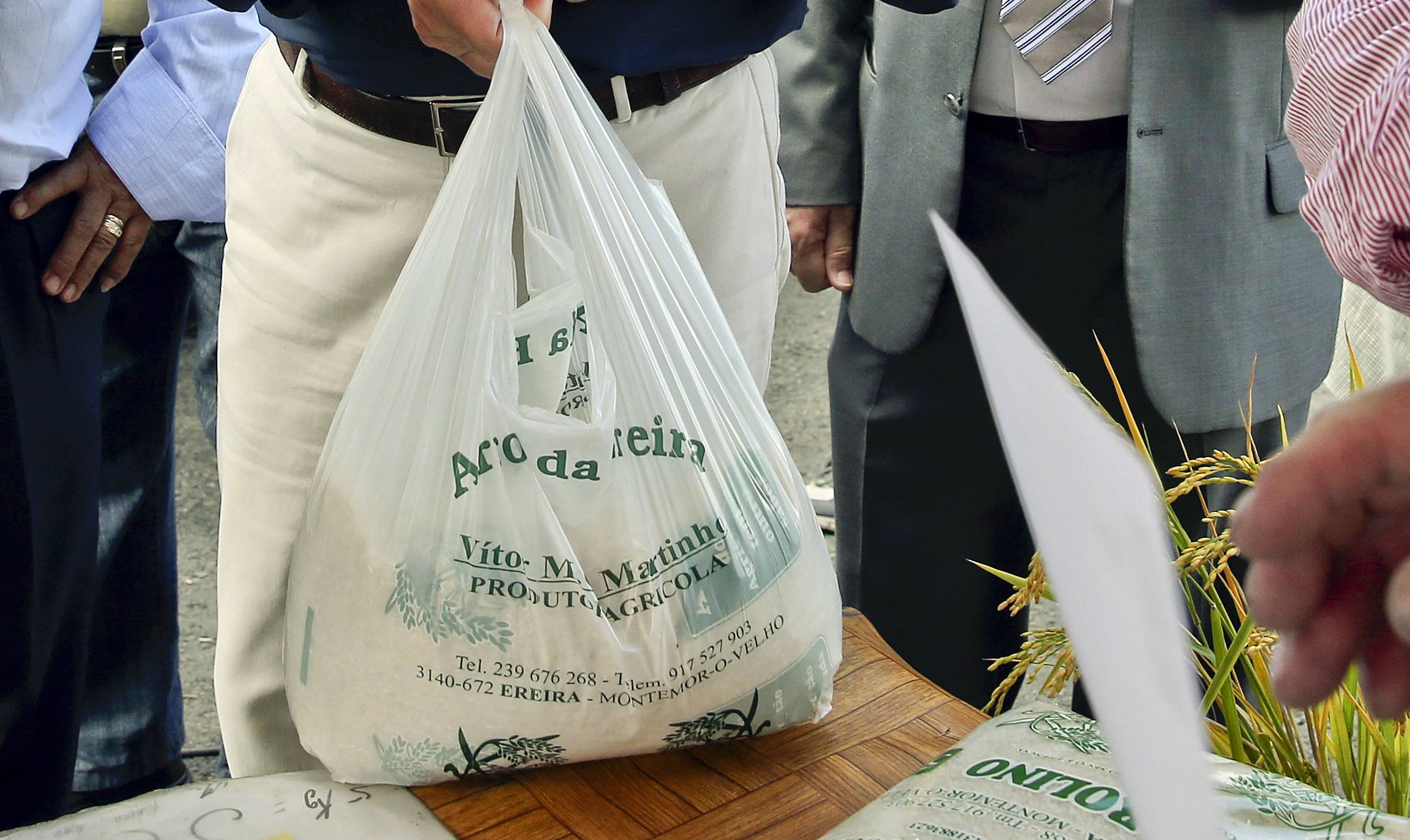 Parlamento Europeu quer proibir venda de produtos de plástico de utilização única
