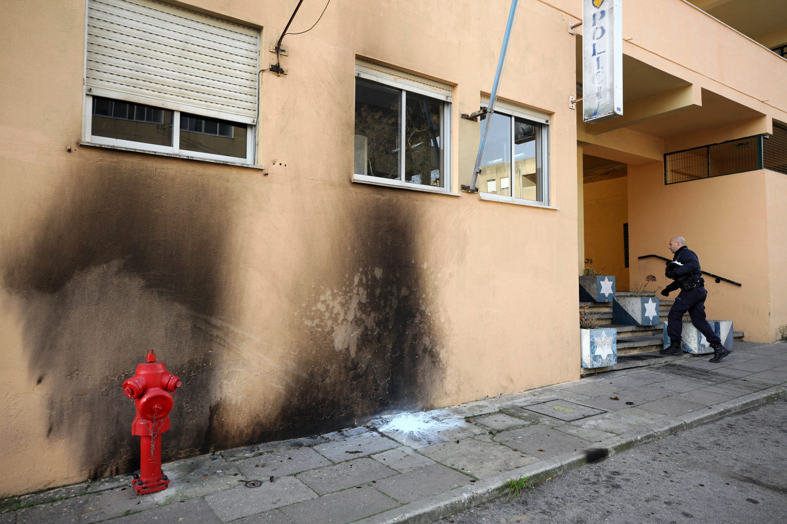 No bairro da Bela Vista, em Setúbal, foram incendiados oito caixotes do lixo durante a noite