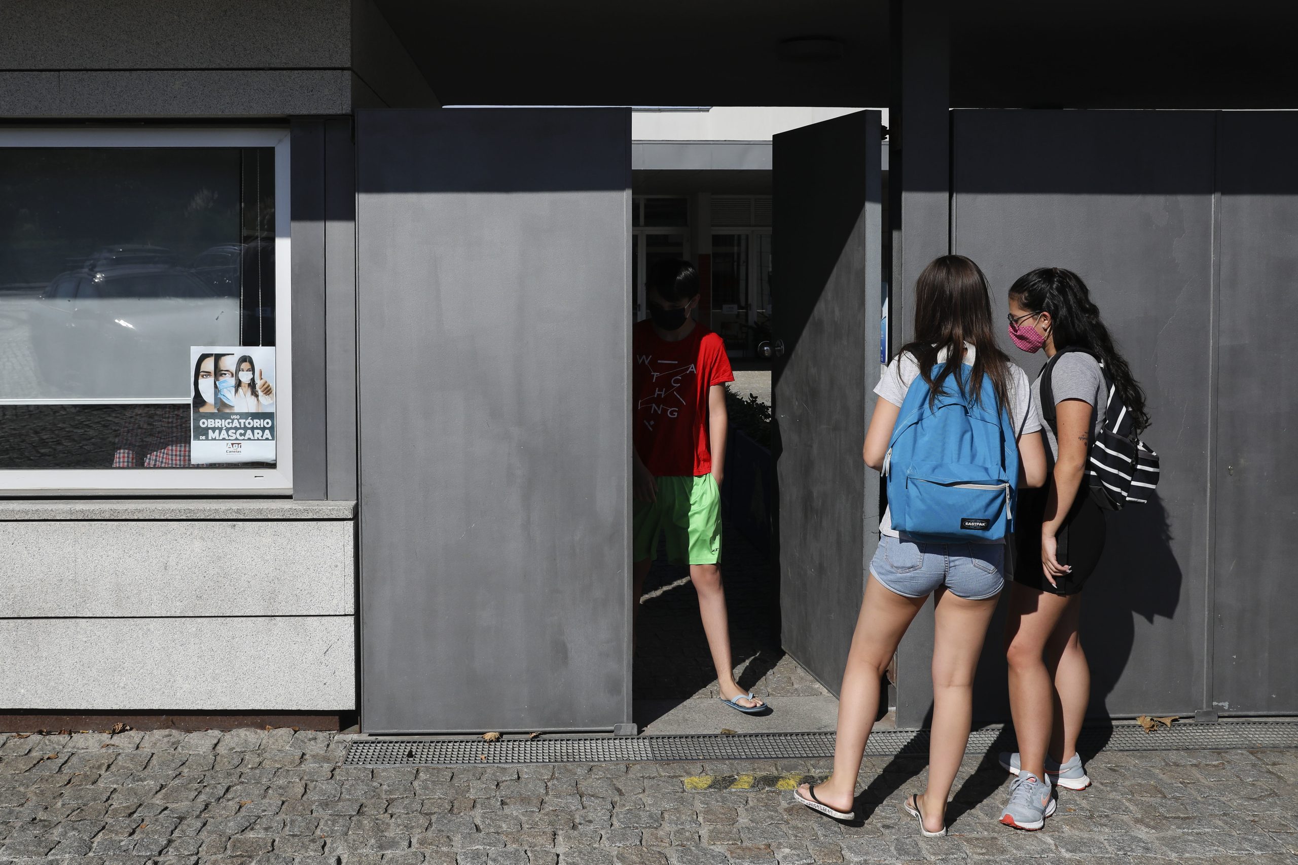 Proposta para limitar smartphones nos intervalos escolares para alunos do 1.º e 2.º ciclos