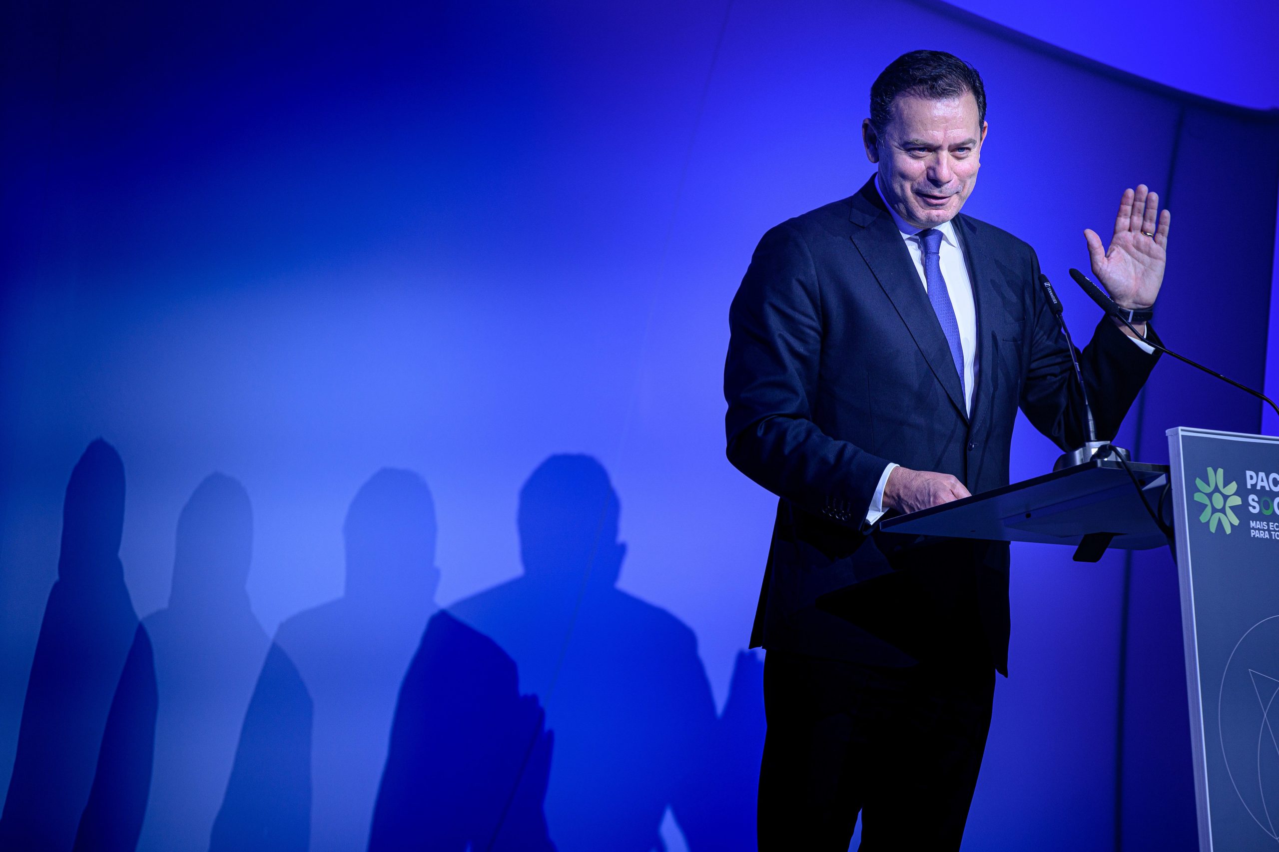 Montenegro diz que Pedro Nuno Santos não tem autoridade moral para falar de “bagunças”