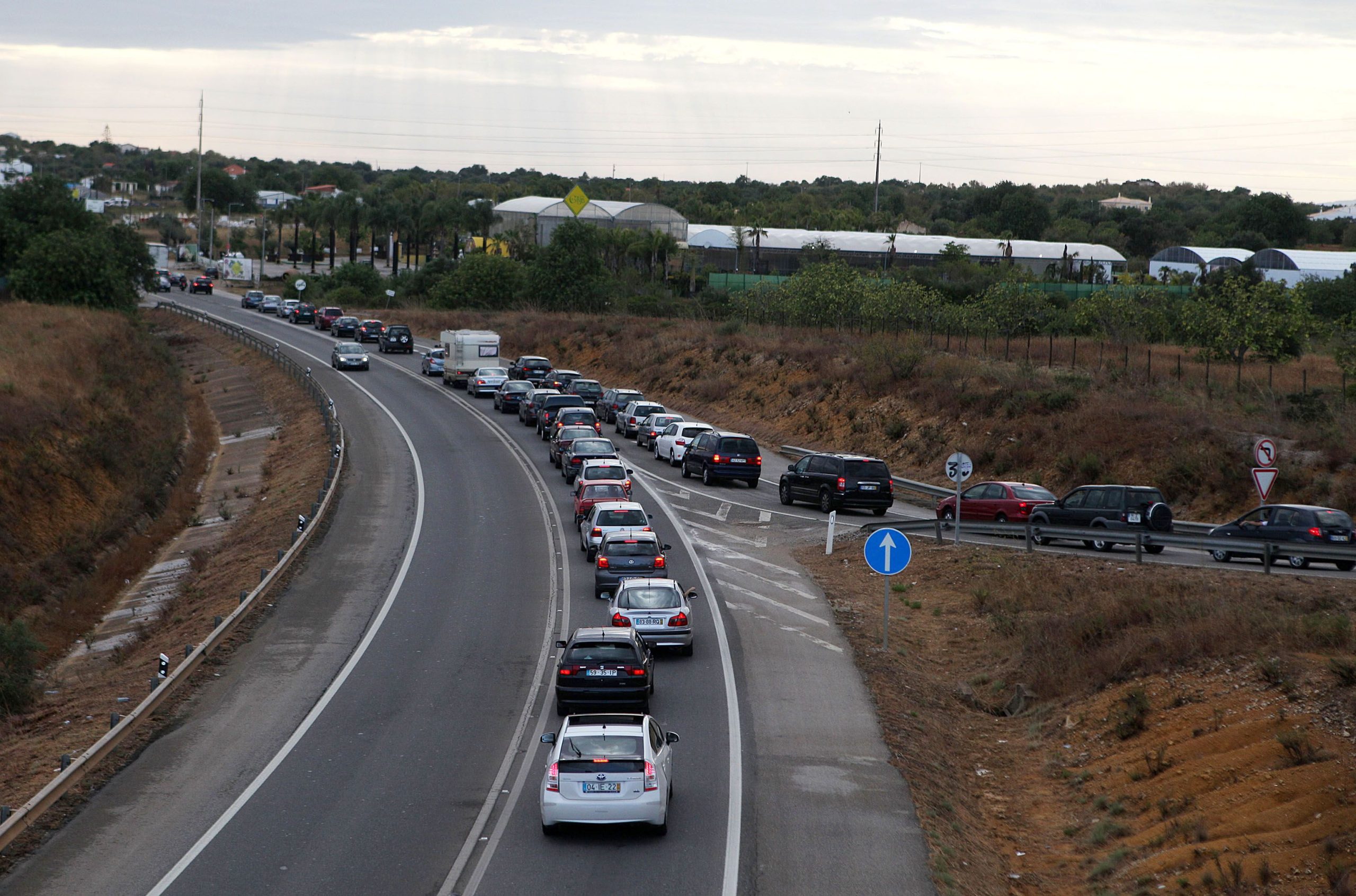 Cinco feridos graves em acidente na EN 125. Trânsito condicionado