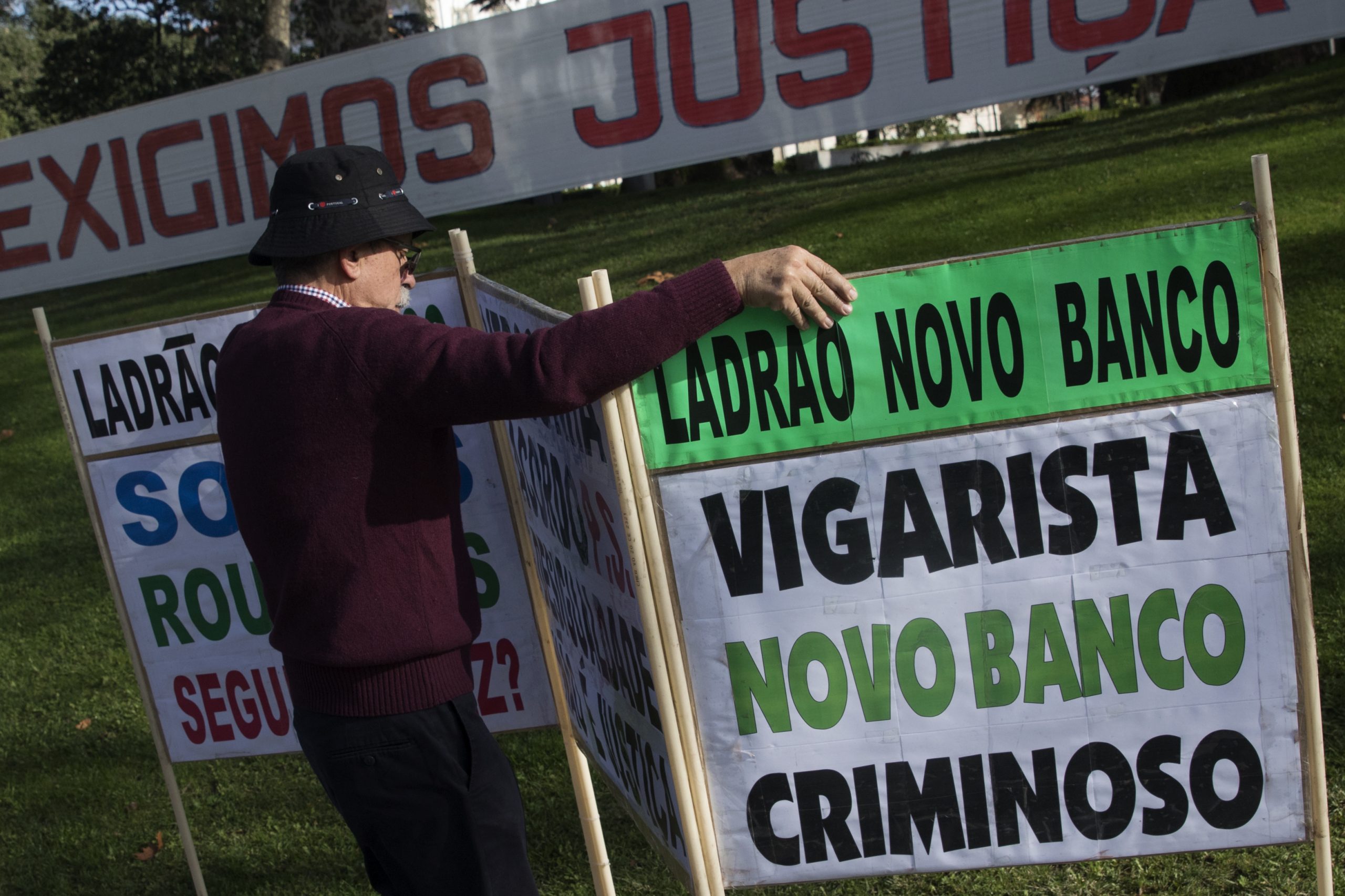 Bandeiras pretas e emigrantes lesados do BES à espera de António Costa em Braga