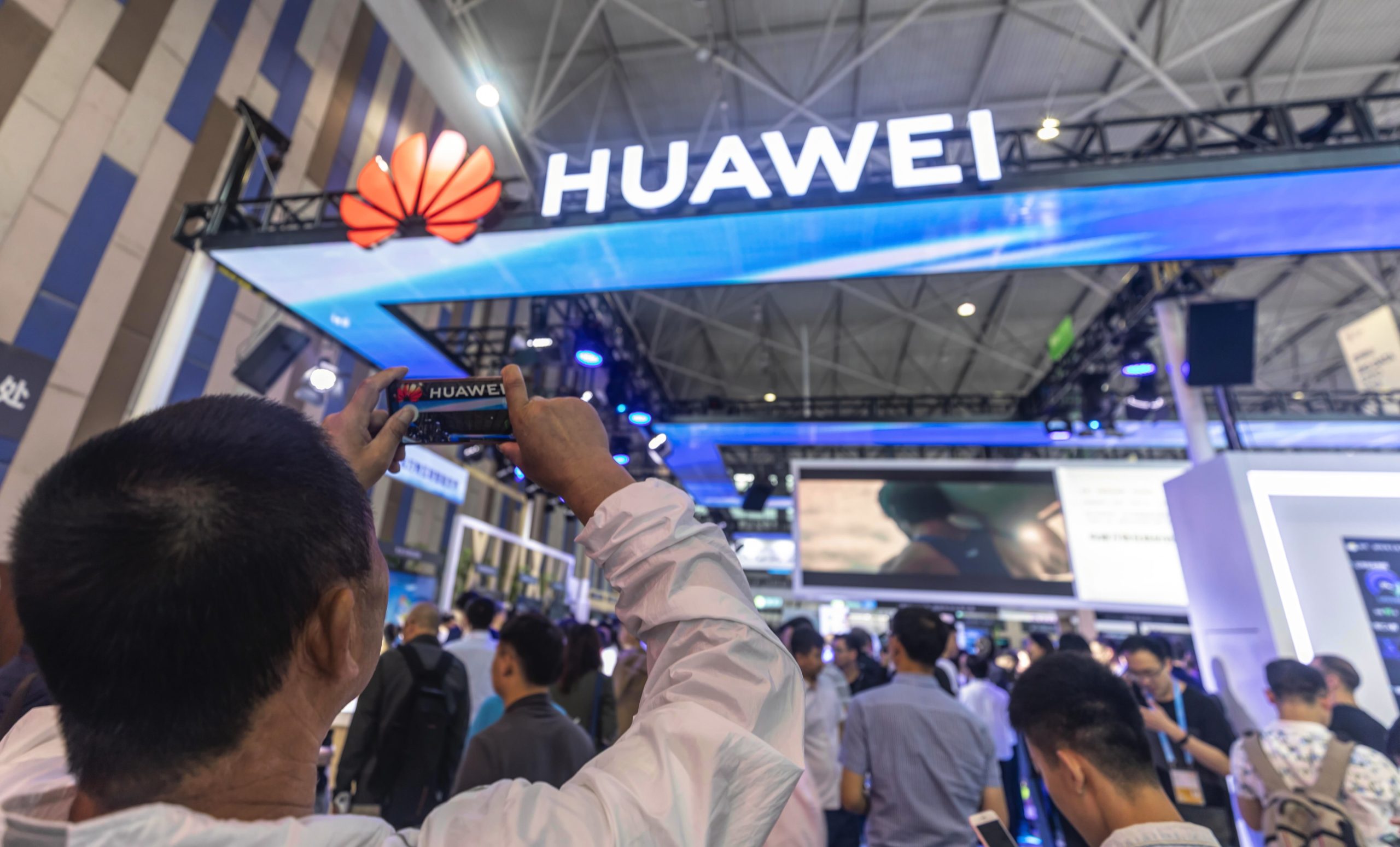 Vendas mundiais de telemóveis caem no 1.º trimestre mas Huawei cresce 44,5%