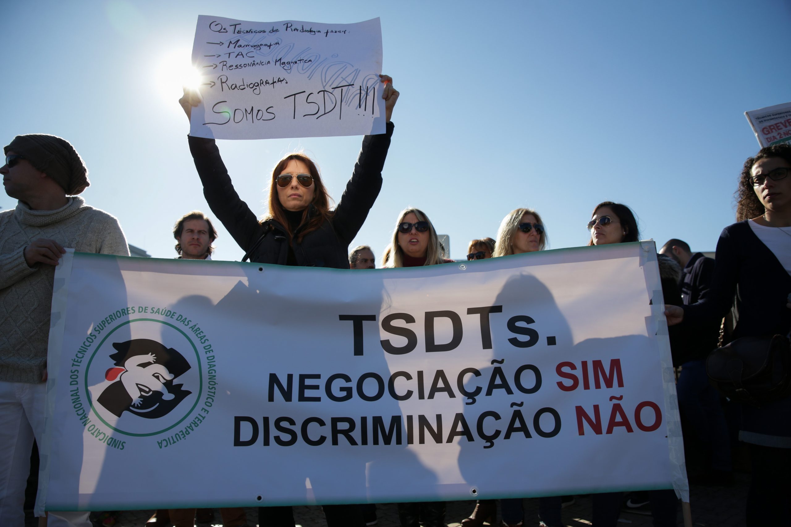 Técnicos de diagnóstico em vigília admitem mais vigílias, greves e manifestações