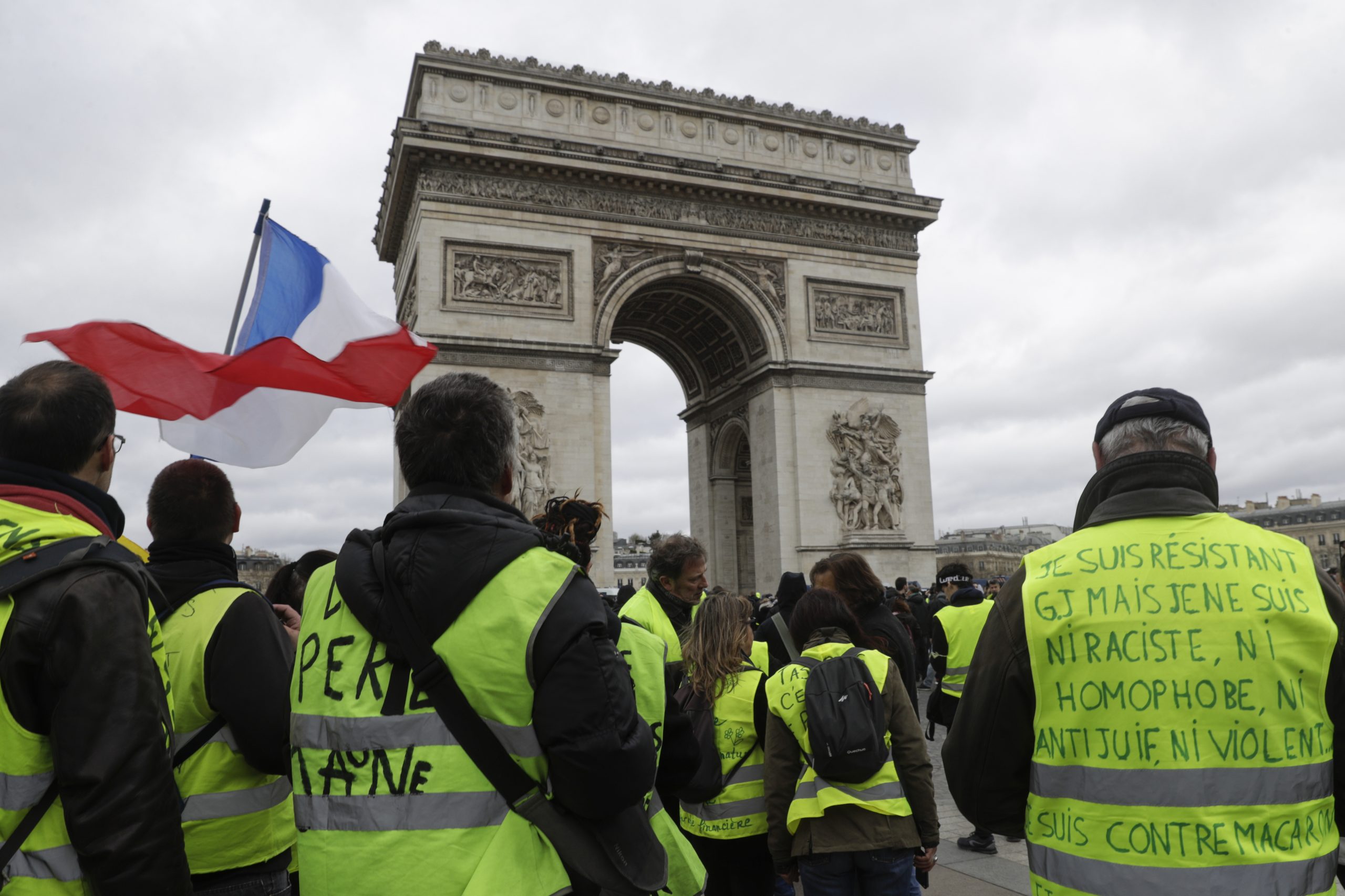 Um ano depois, “coletes amarelos” procuram um novo impulso em França