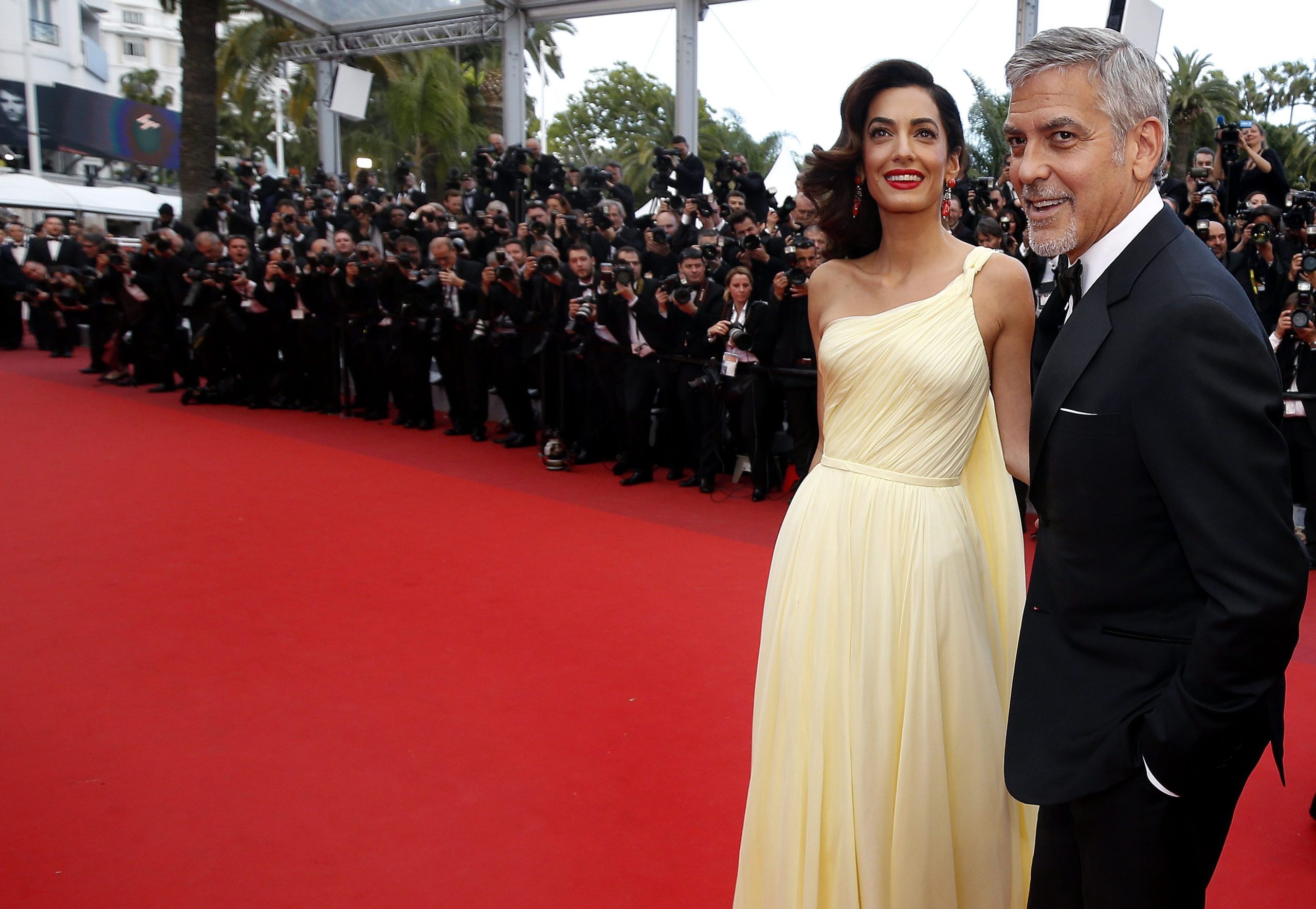 Amal Clooney está grávida de gémeos