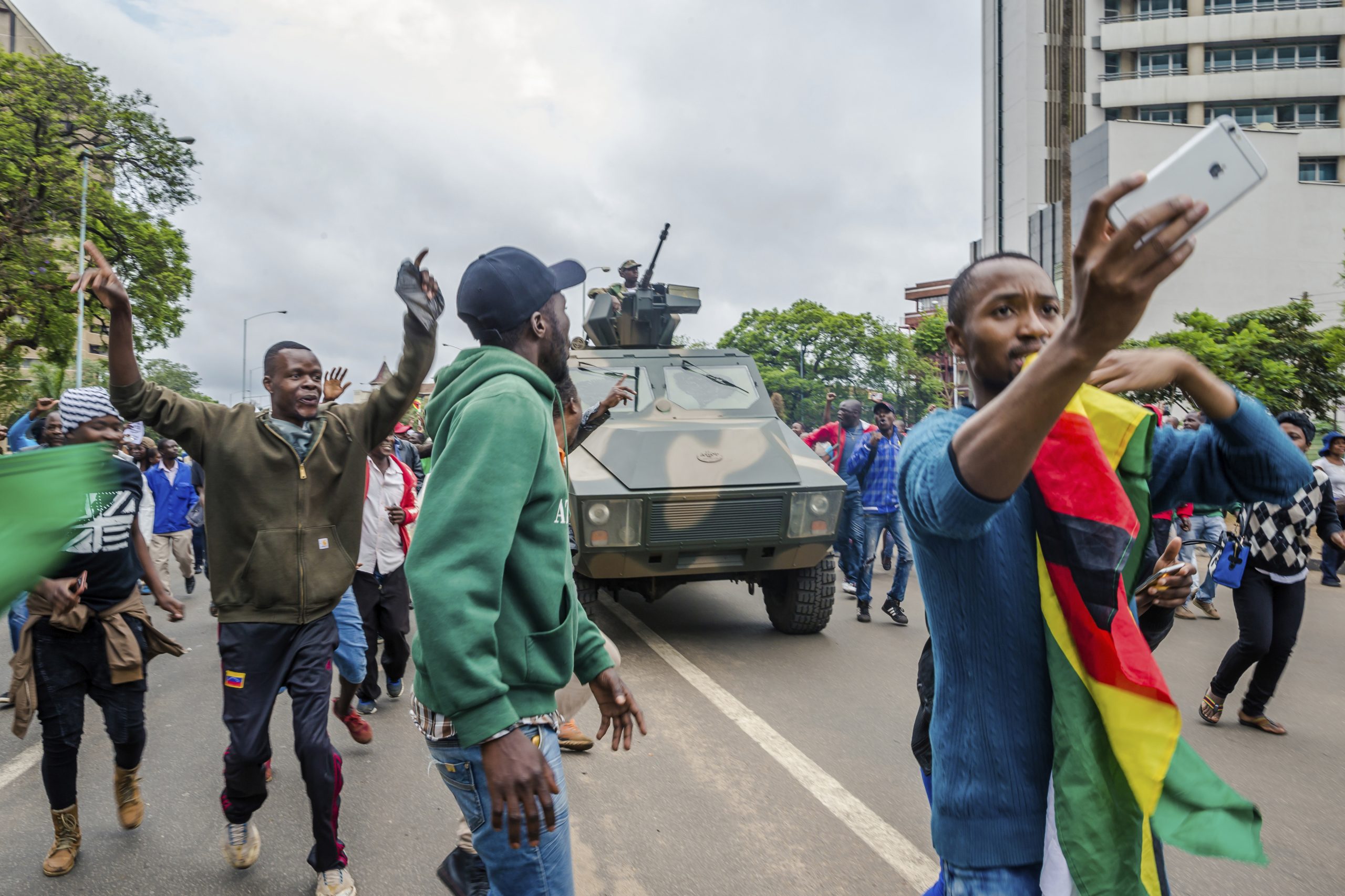 Zimbabué: Militares travam milhares que se dirigem para palácio presidencial