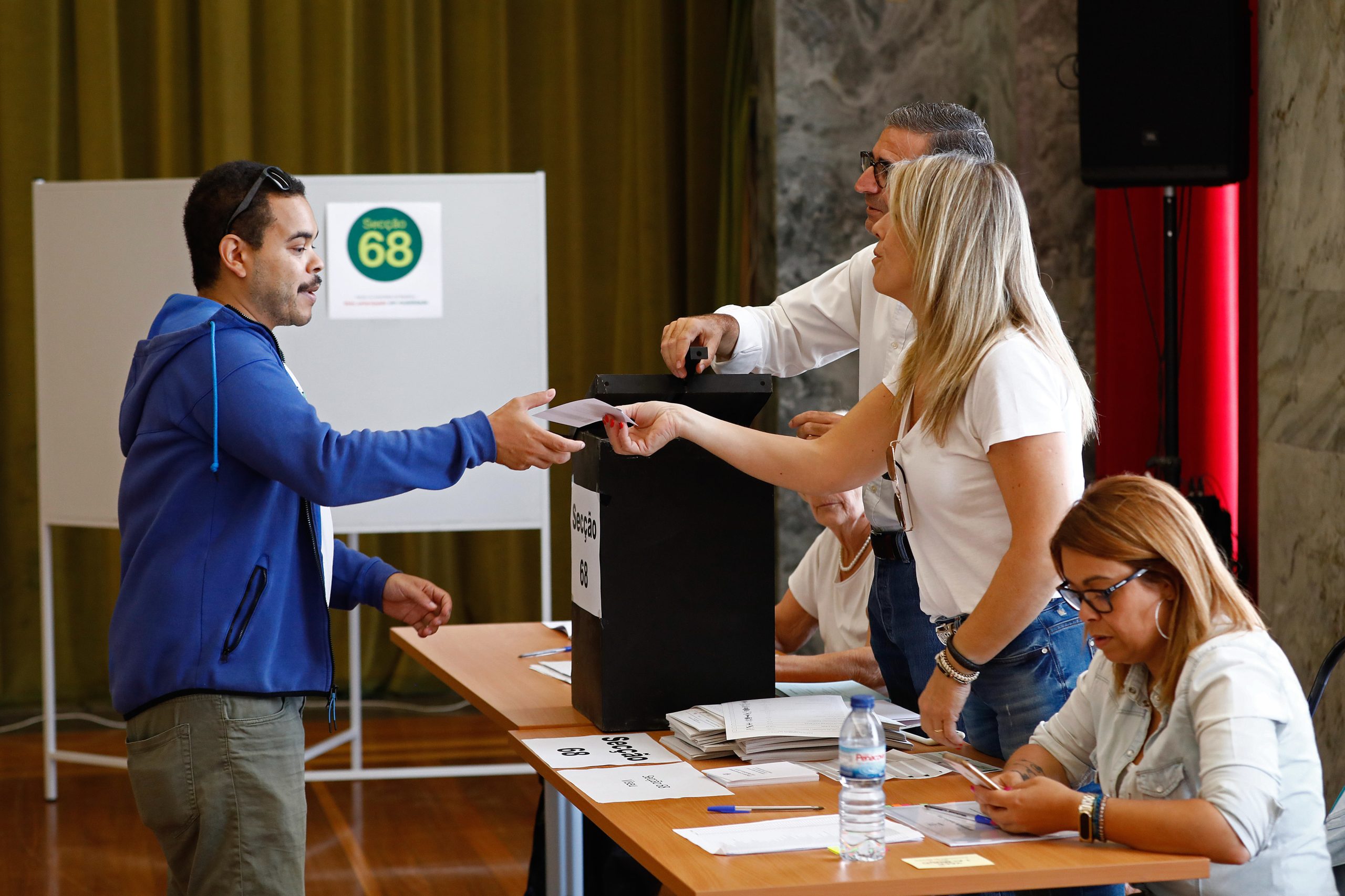 Mais de 112 mil eleitores já pediram voto antecipado para as presidenciais