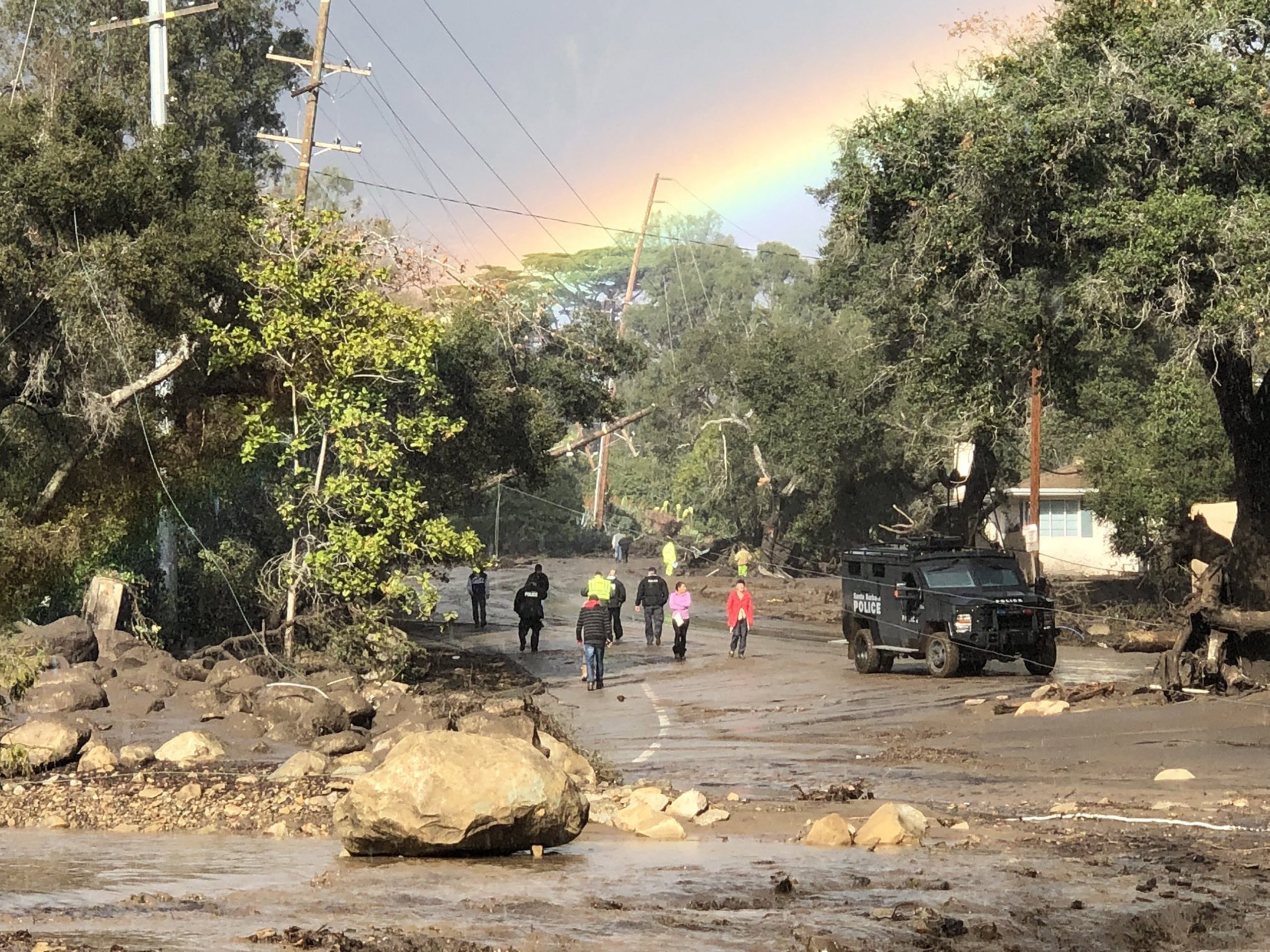 EUA: Sobe para 13 número de mortos na Califórnia onde chuva e lama inundam áreas ardidas