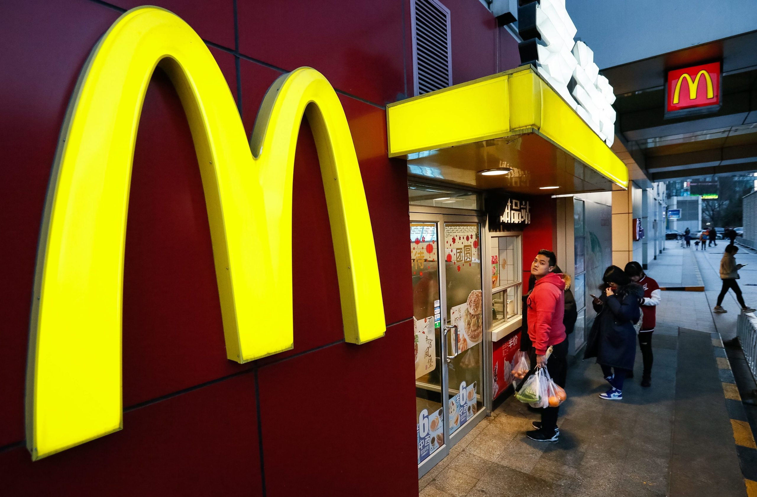 Covid-19: McDonald’s restringe serviço ao ‘drive-thru’ e à entrega ao domicílio