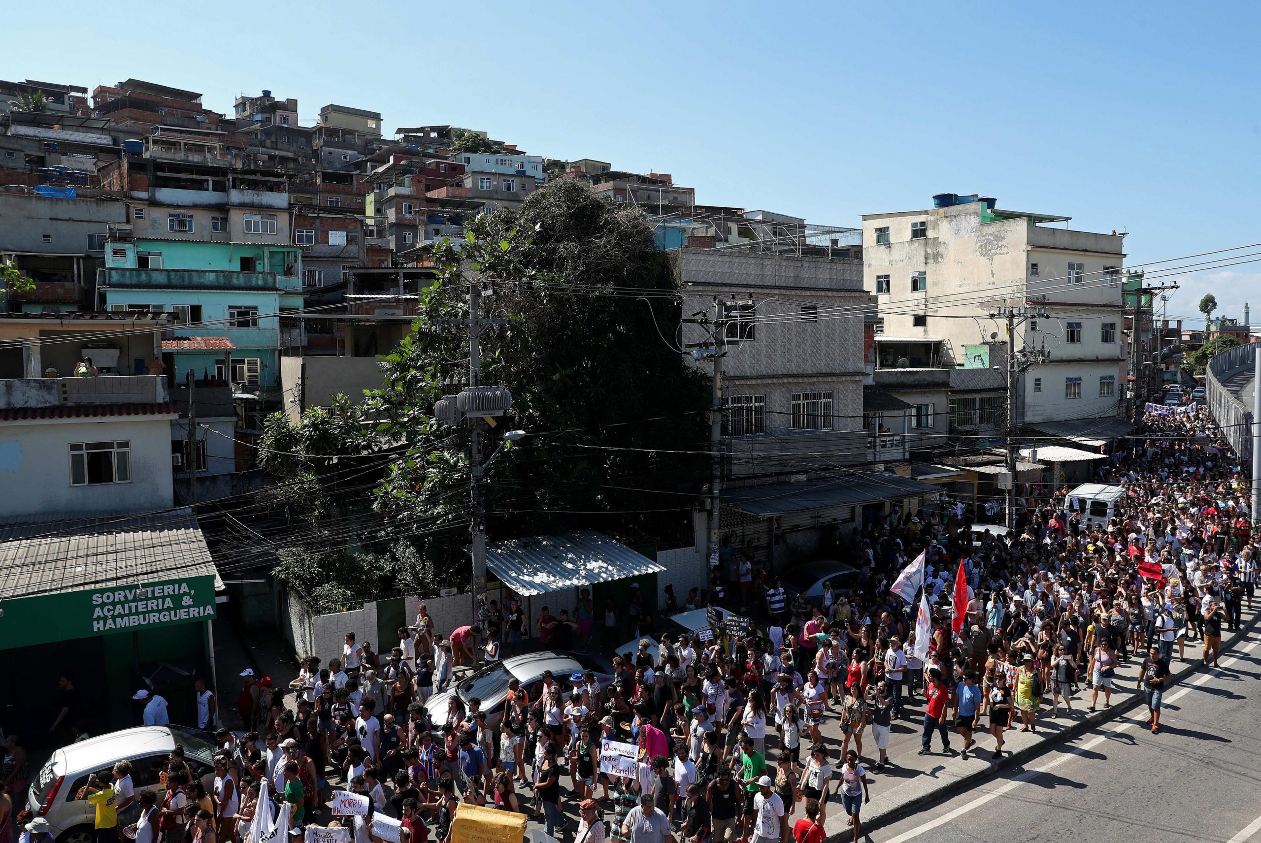 “A voz de Marielle não vai ficar silenciada”. Milhares manifestam-se na favela no Rio de Janeiro