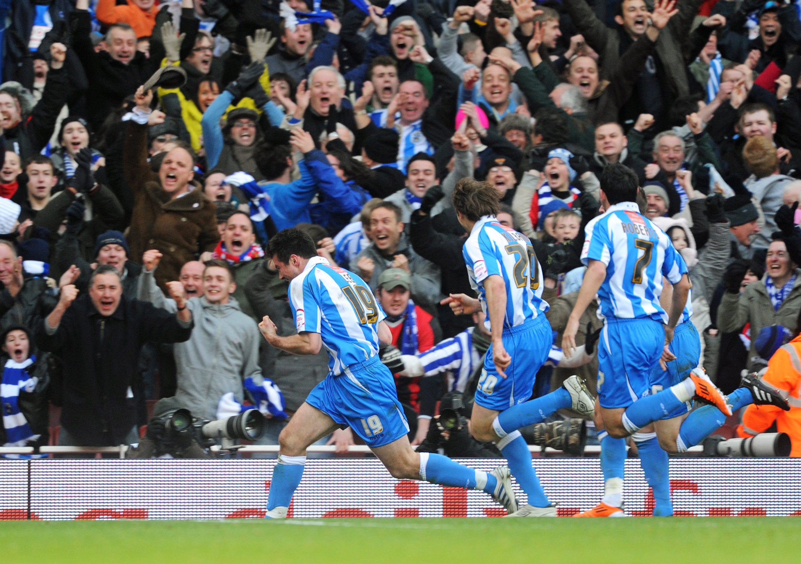 Huddersfield volta a vencer e junta-se ao grupo de líderes em Inglaterra