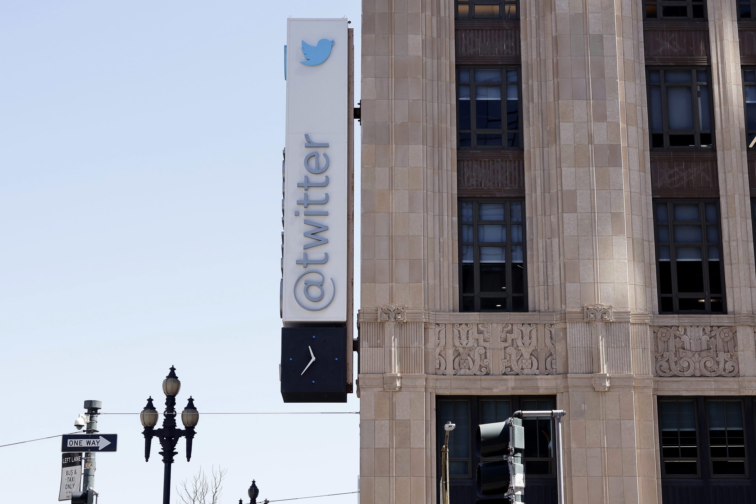Federação Internacional de Jornalistas diz que aquisição do Twitter por Elon Musk ameaça liberdade de imprensa