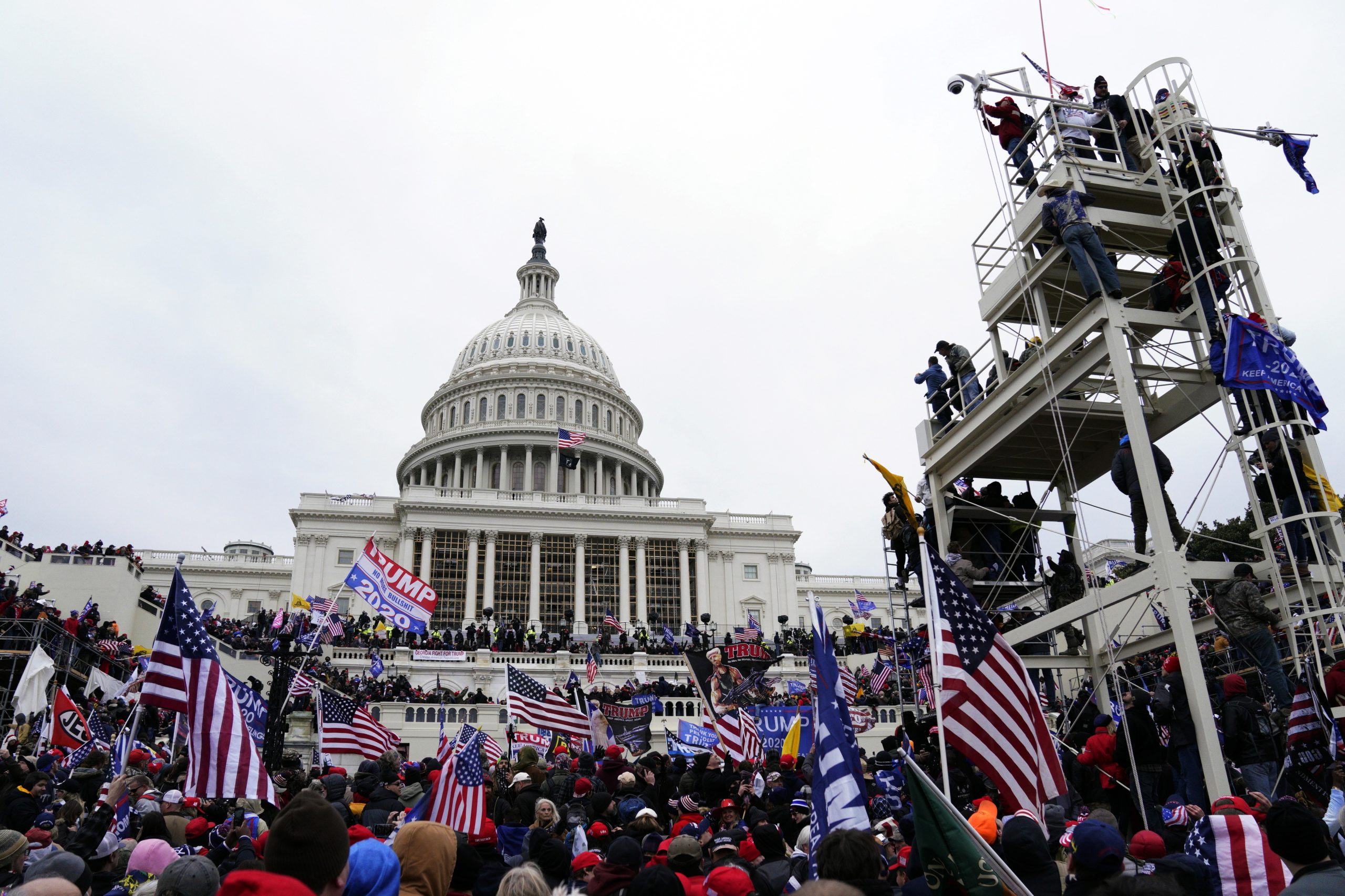 “Expressão política legítima”. Partido Republicano sanciona os dois congressistas que investigam o papel de Donald Trump no ataque ao Capitólio