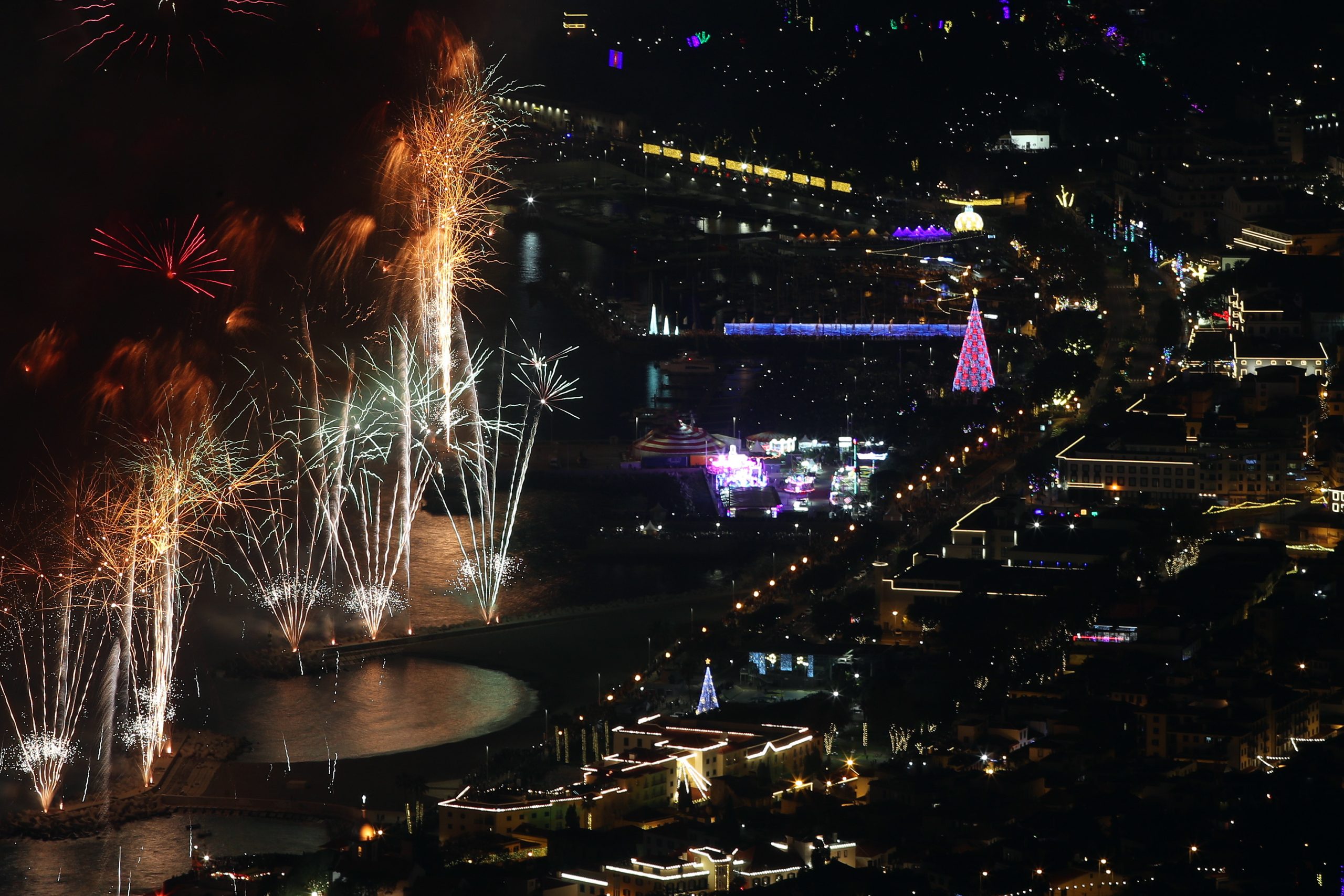 Milhares assistiram ao espetáculo de fogo de artifício numa noite amena na Madeira