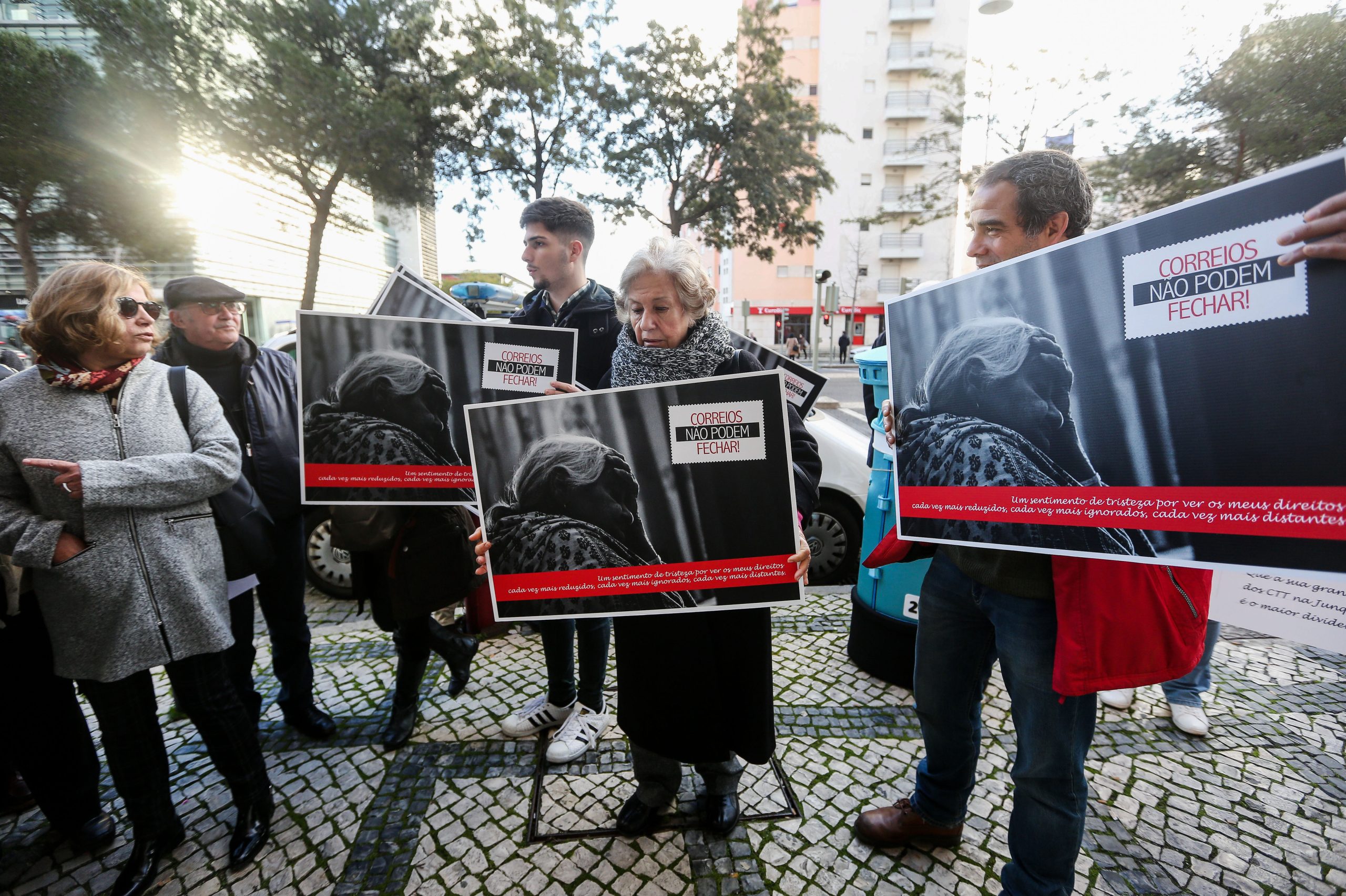 Moradores de Alcântara e Santa Maria Maior cantam em protesto contra fecho dos CTT